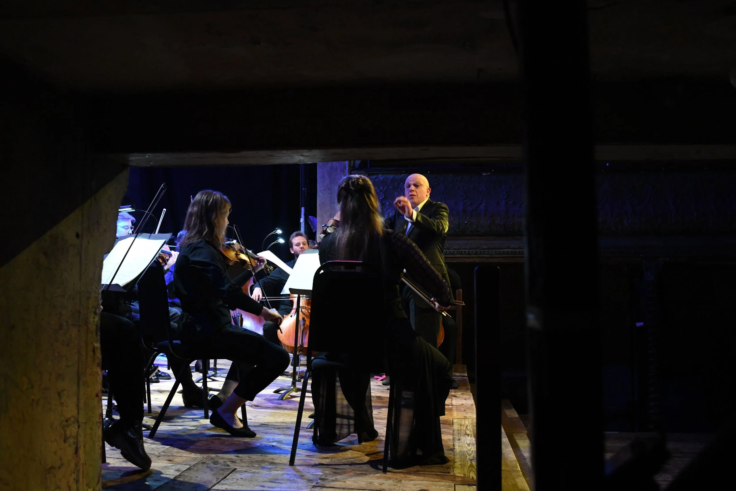 chromatica-orchestra-conductor-peter-manning-framed-archway-performance.jpg