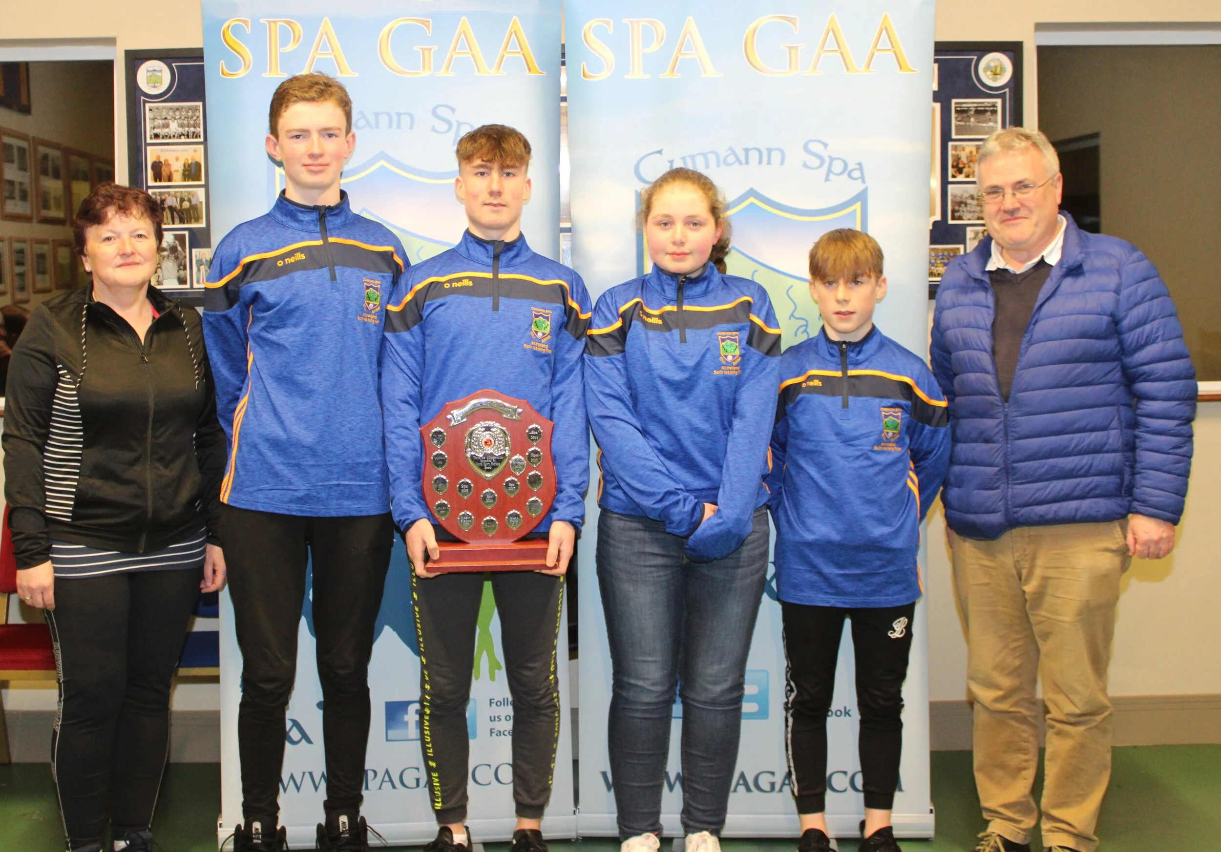 quiz team with eileen aherne and seamus clifford.JPG