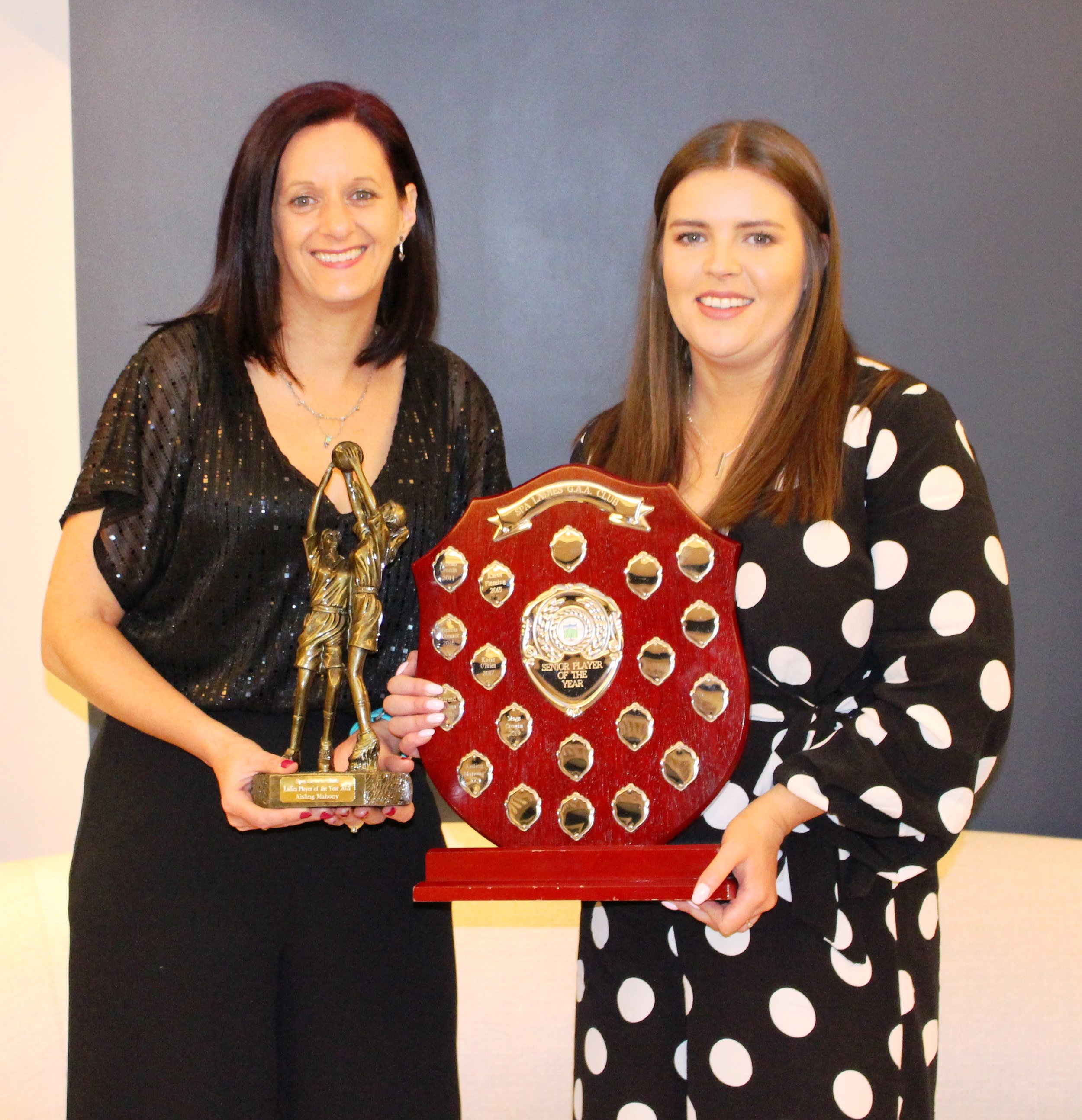 emma daly presenting player of hte year to aisling mahony.JPG