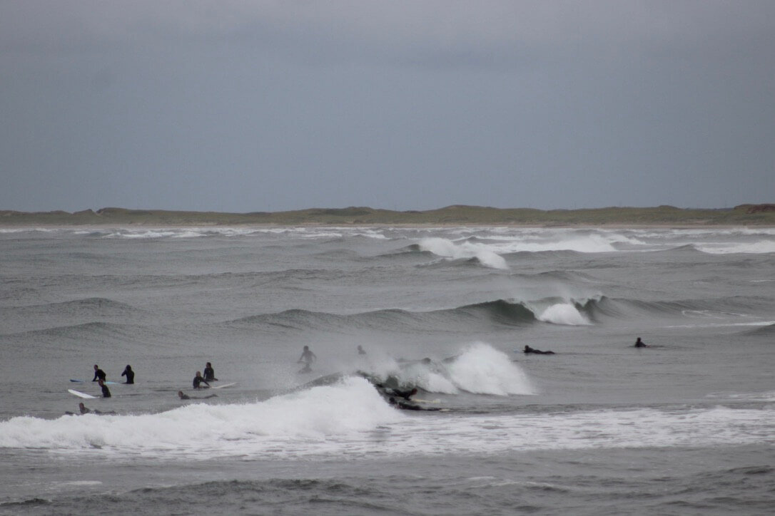 Beaucoup-de-surfeurs-anse-aux-baleiniers.jpeg