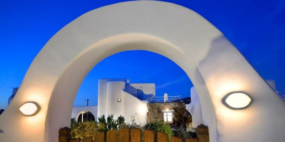 Traditional Cycladic arch at Villa Artemis