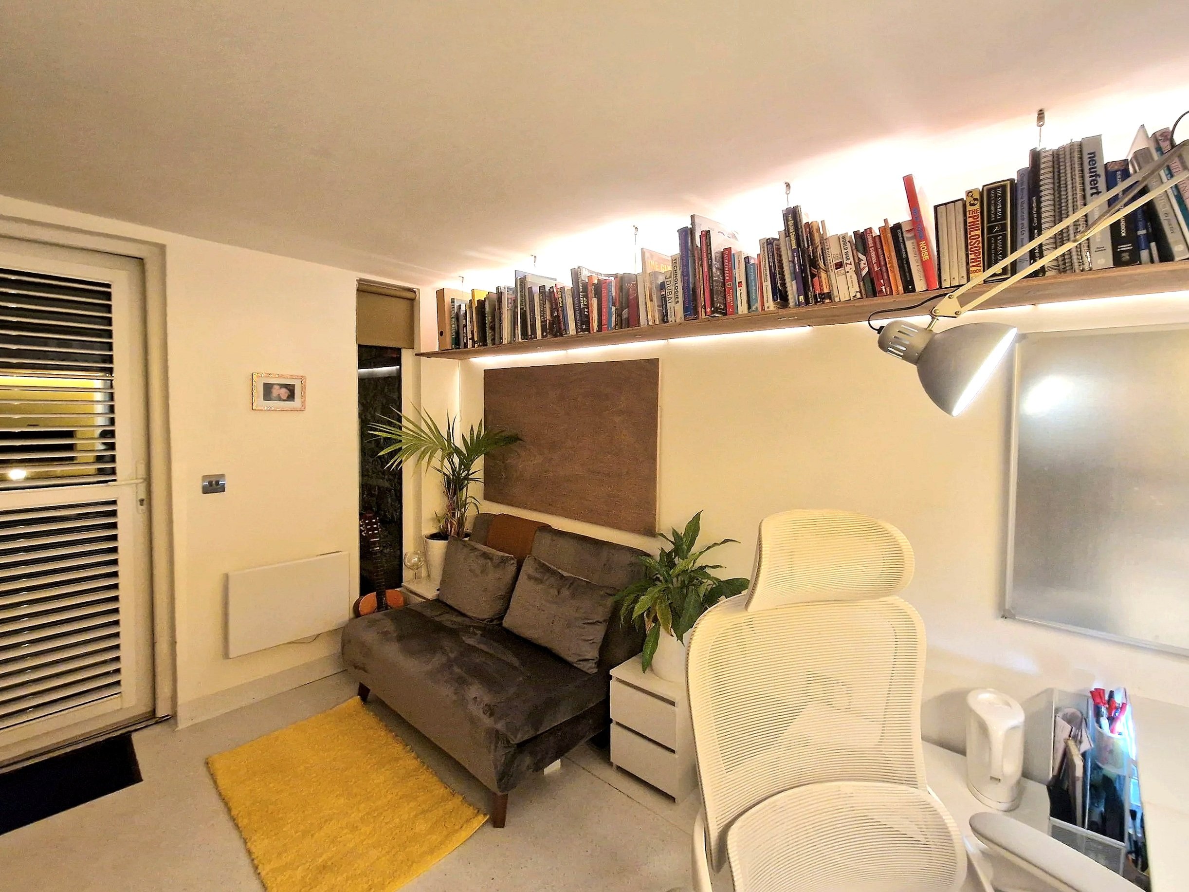 Contemporary+architect-designed+timber+garden+office+and+studio+in+Langbank+Renfrewshire+with+covered+deck+and+large+glazing+%288%29.jpg