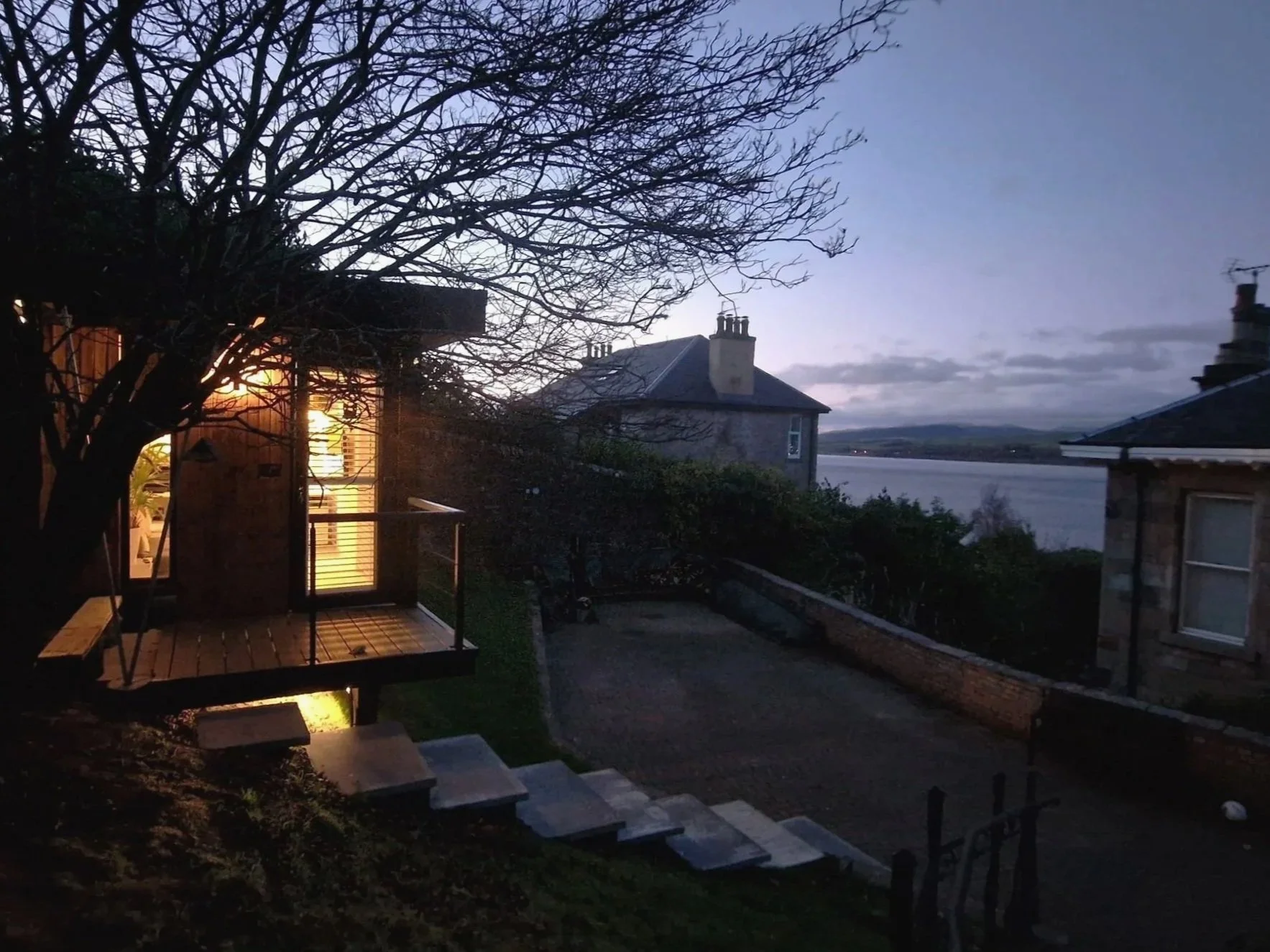 Contemporary%2Barchitect-designed%2Btimber%2Bgarden%2Boffice%2Band%2Bstudio%2Bin%2BLangbank%2BRenfrewshire%2Bwith%2Bcovered%2Bdeck%2Band%2Blarge%2Bglazing%2B%252823%2529.jpg