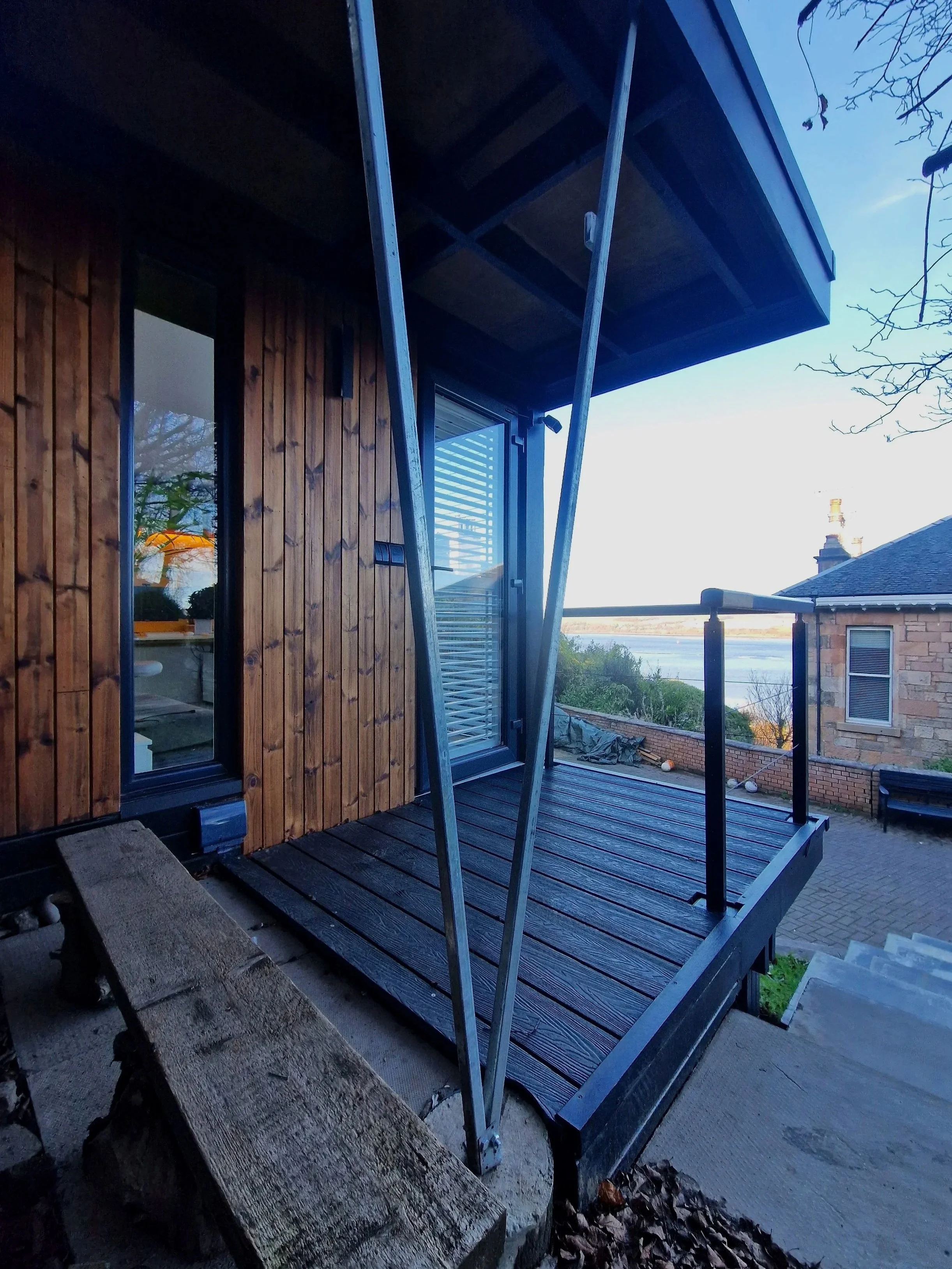Contemporary%2Barchitect-designed%2Btimber%2Bgarden%2Boffice%2Band%2Bstudio%2Bin%2BLangbank%2BRenfrewshire%2Bwith%2Bcovered%2Bdeck%2Band%2Blarge%2Bglazing%2B%252813%2529.jpg