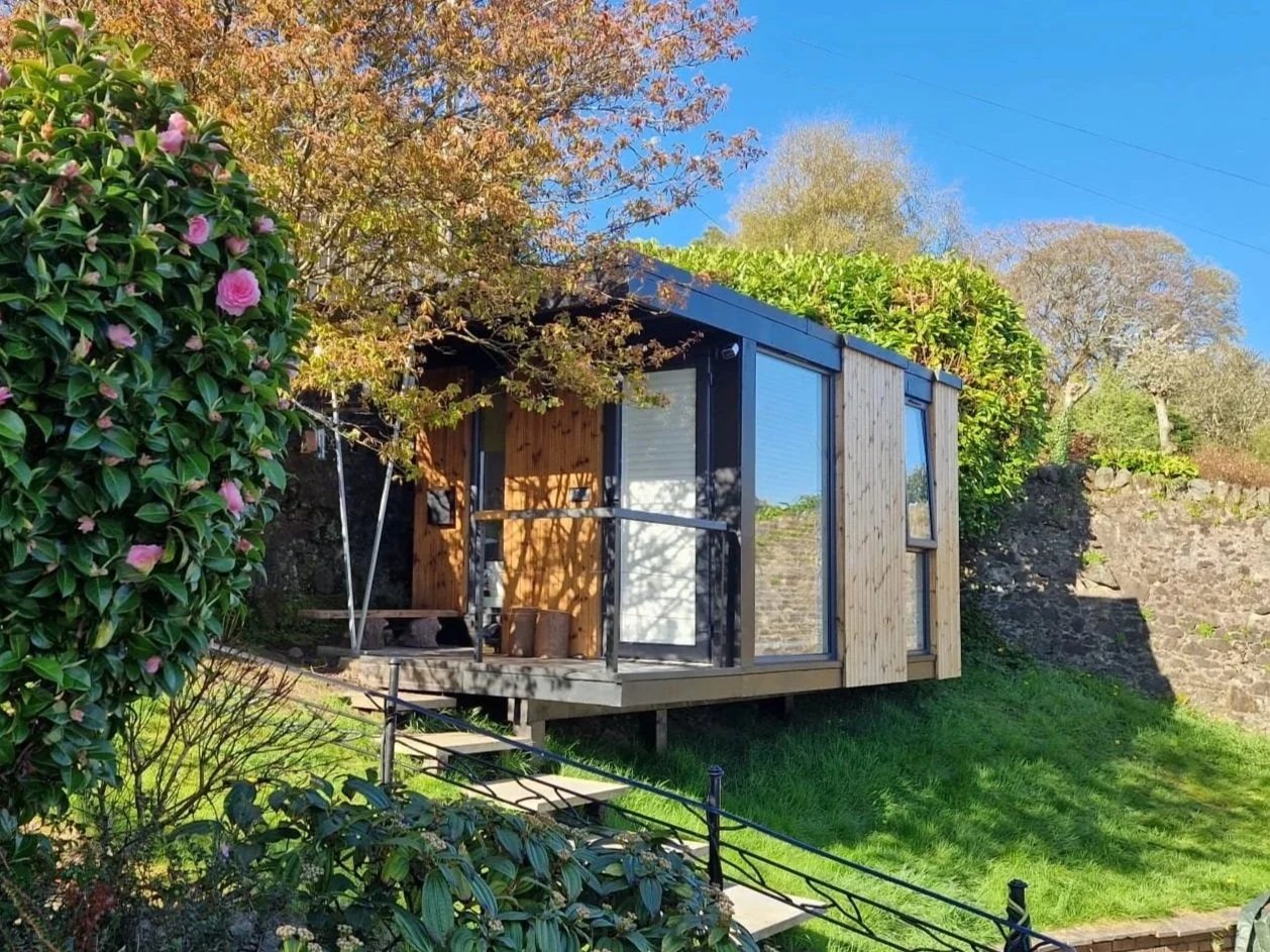 Contemporary%2Barchitect-designed%2Btimber%2Bgarden%2Boffice%2Band%2Bstudio%2Bin%2BLangbank%2BRenfrewshire%2Bwith%2Bcovered%2Bdeck%2Band%2Blarge%2Bglazing%2B%252844%2529.jpg