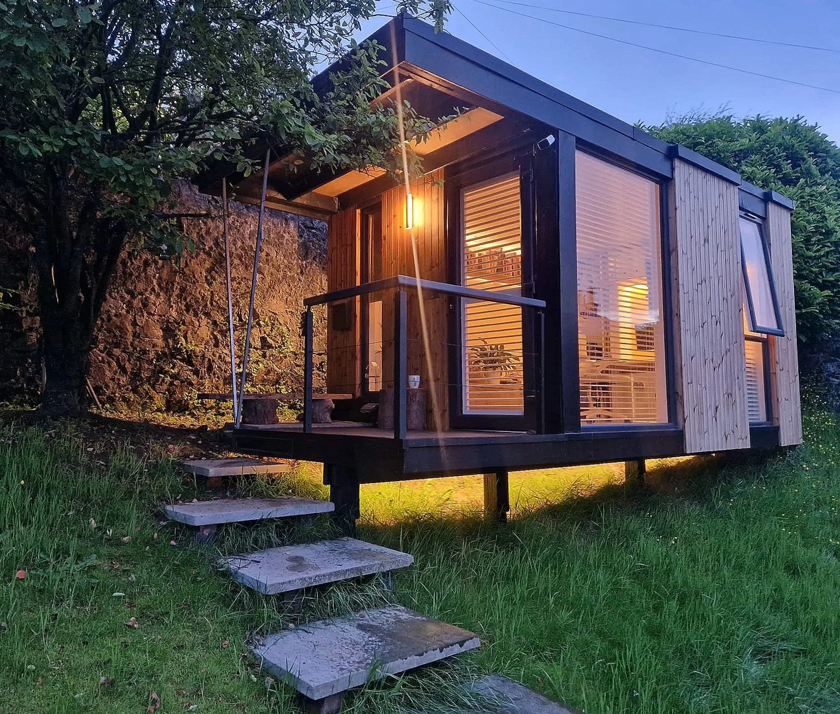 Contemporary+architect-designed+timber+garden+office+and+studio+in+Langbank+Renfrewshire+with+covered+deck+and+large+glazing+%289%29.jpg