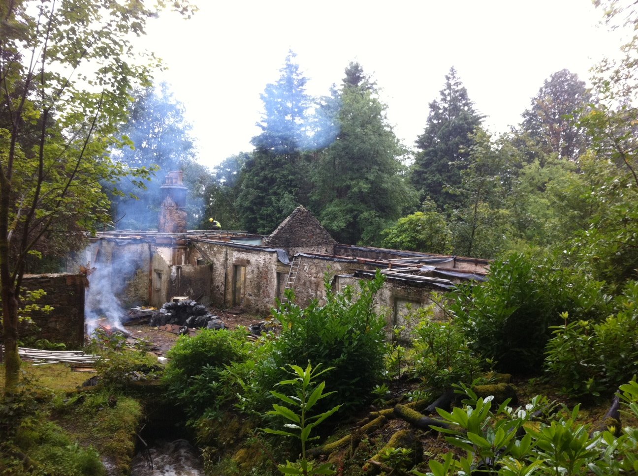 derelict overlooking pondphoto.JPG