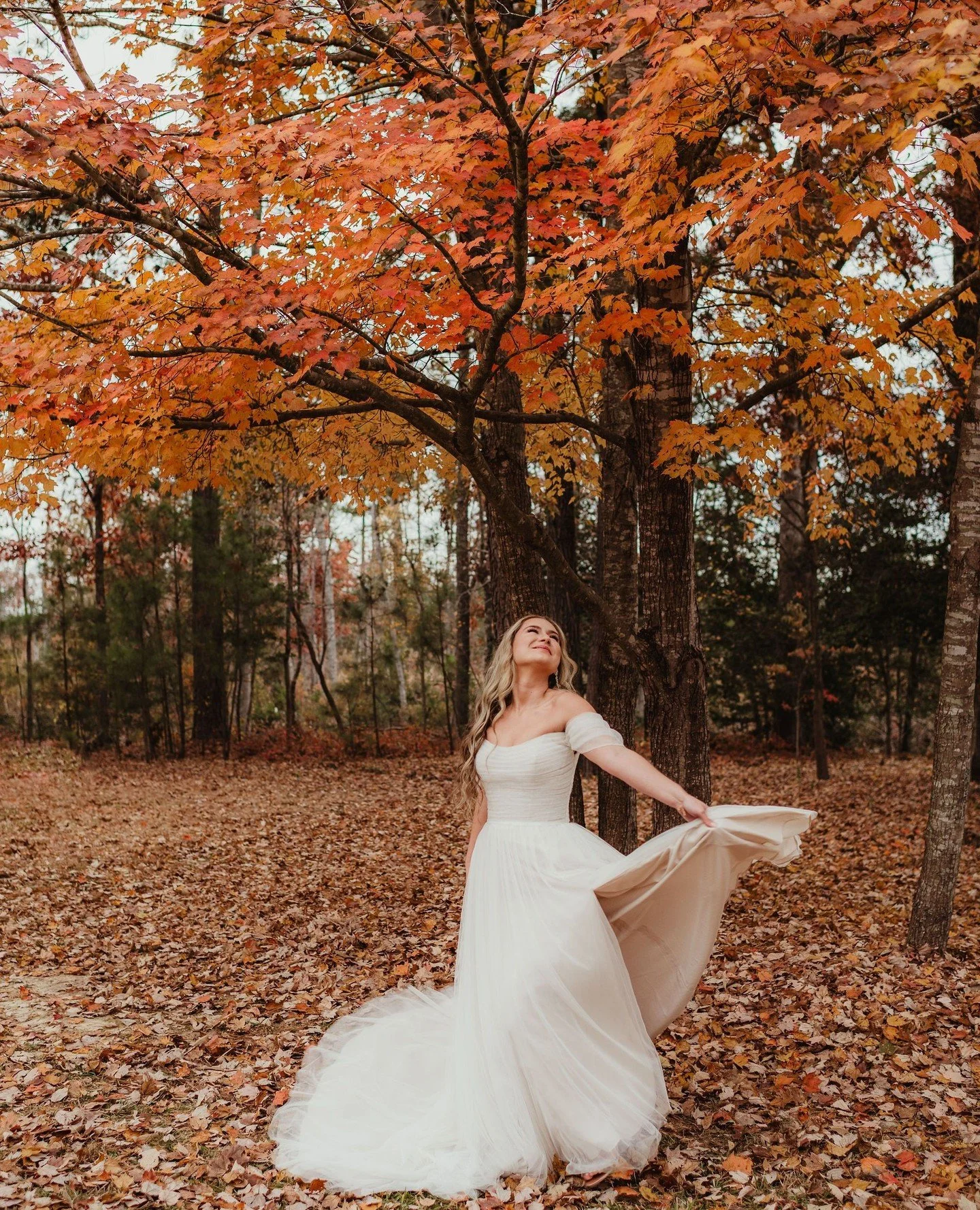 What's on your Fall bucket list? Leave a comment below 🥧🍂⬇️⁠
⁠
&bull;⁠
&bull;⁠
&bull;⁠
⁠
Planning &bull; yours truly @somethingfabulousweddings ⁠
Venue &bull; @shadywagonfarm⁠
Photographer &bull; @rosetrailimages⁠
Flowers &bull; @teacupfloral⁠
DJ &
