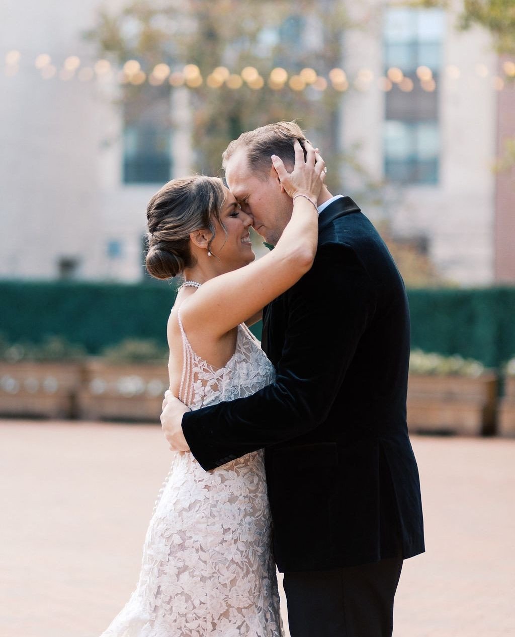 Happy Anniversary to Vanessa &amp; Scott! We LOVE this picture of y'all!⁠
⁠
&bull;⁠
&bull;⁠
&bull;⁠
⁠
Planning &bull; yours truly @somethingfabulousweddings ⁠
Venue/Catering/Bar &bull; @thegroveatcitymarket⁠
Photographer &bull; @kaitwatkinsphoto⁠
Flo