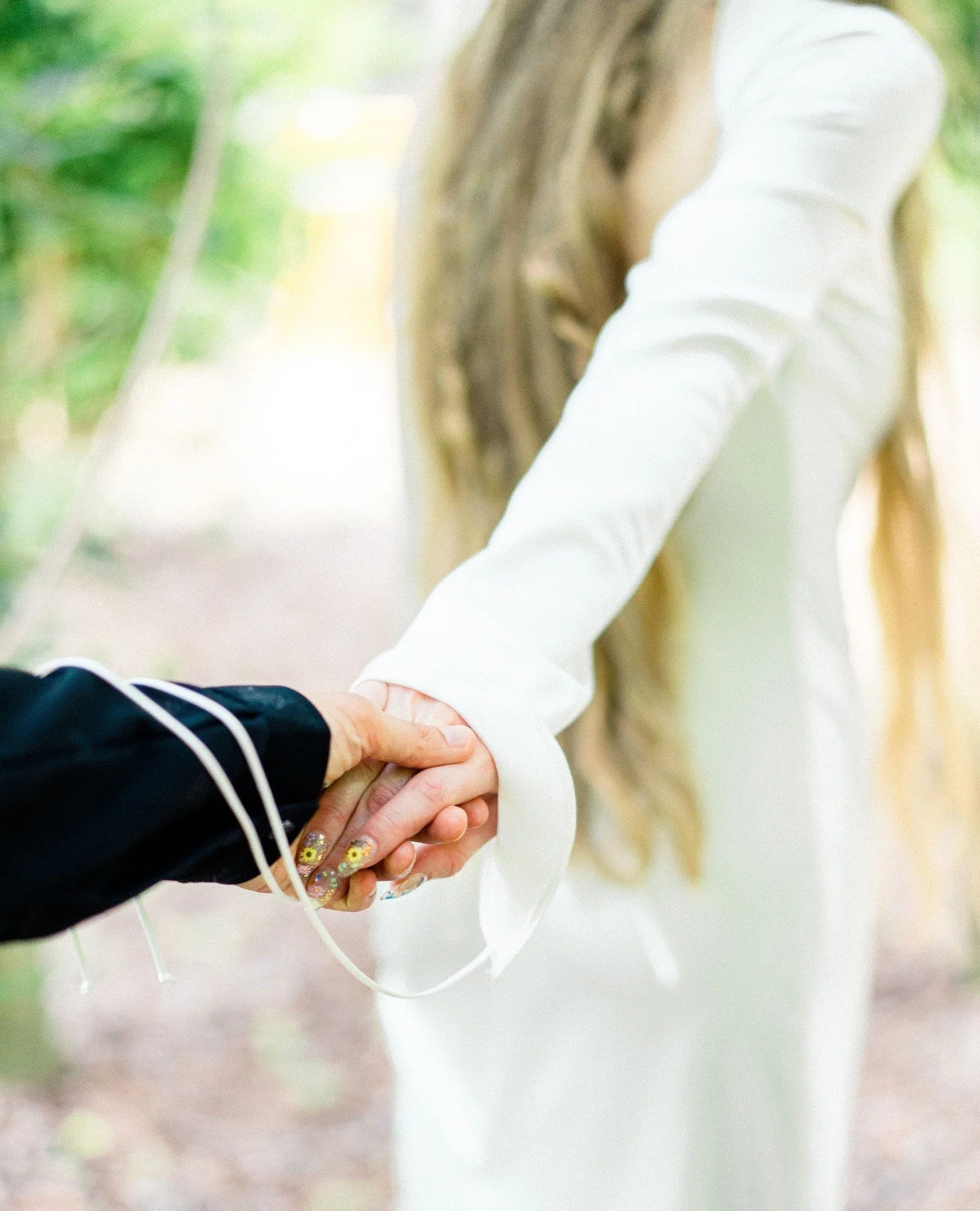 Last night we had our Something Fabulous book club! This month's pick was Our Infinite Fates by Laura Steven. Have y'all read it? 📚️⁠
⁠
&bull;⁠
&bull;⁠
&bull;⁠
⁠
Planning &bull; yours truly @somethingfabulousweddings ⁠
Venue &bull; @timberlakeearths