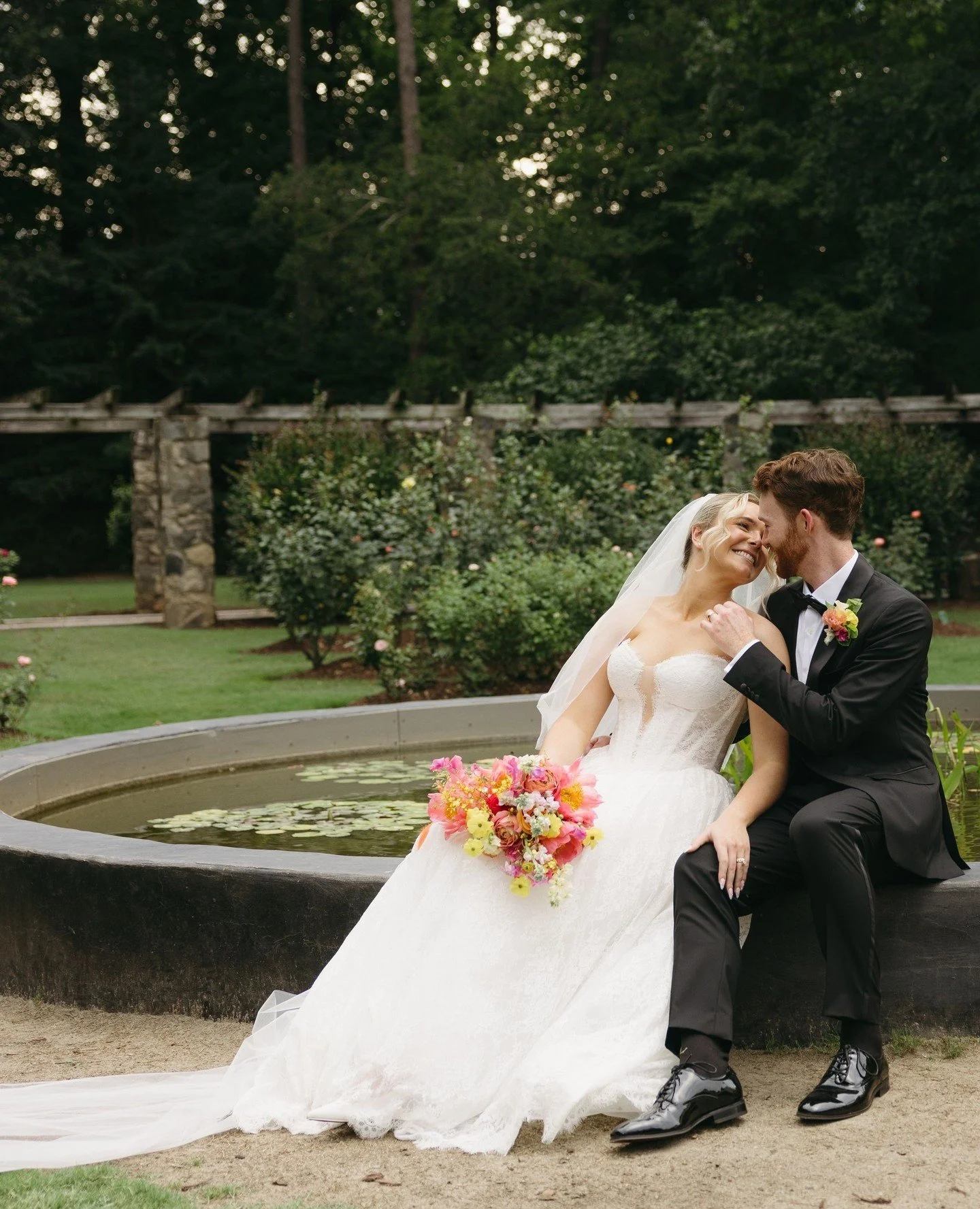 We love how @lauramemoryphotography captures your special day 🌟⁠
⁠
&bull;⁠
&bull;⁠
&bull;⁠
⁠
Planning &bull; yours truly @somethingfabulousweddings ⁠
Ceremony Venue &bull; @raleighrosegarden⁠
Reception Venue &bull; @wyehill⁠
Photographer &bull; @lau