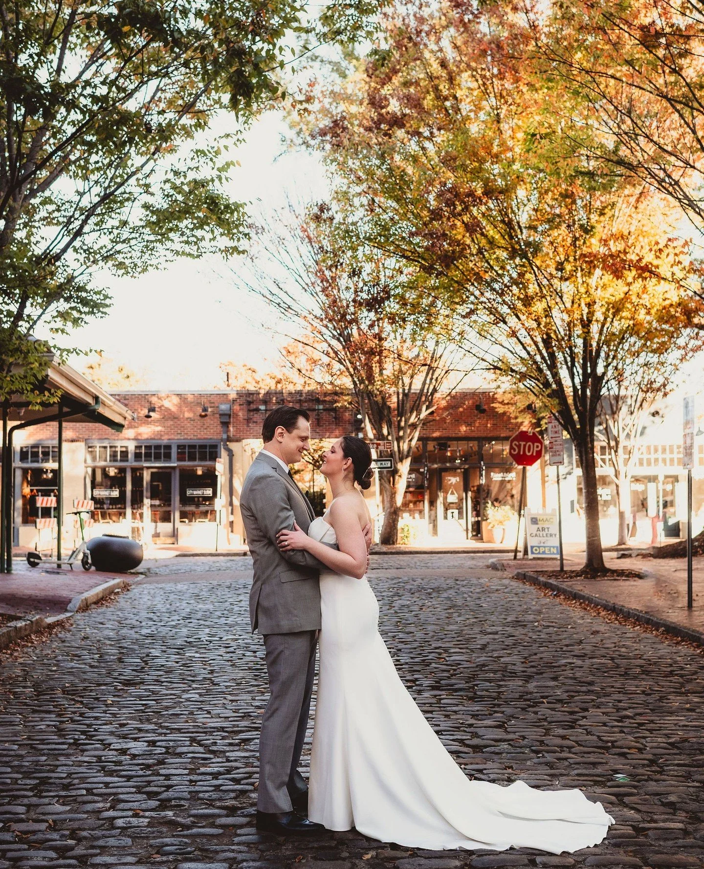 Happy Anniversary to Lauren &amp; Nick 🍂🥂🍁⁠
⁠
&bull;⁠
&bull;⁠
&bull;⁠
⁠
Planning &bull; yours truly @somethingfabulousweddings ⁠
Venue &bull; @thegroveatcitymarket⁠
Photographer &bull; @rosetrailimages⁠
DJ &bull; @willisjentertainment⁠
Hair &bull;