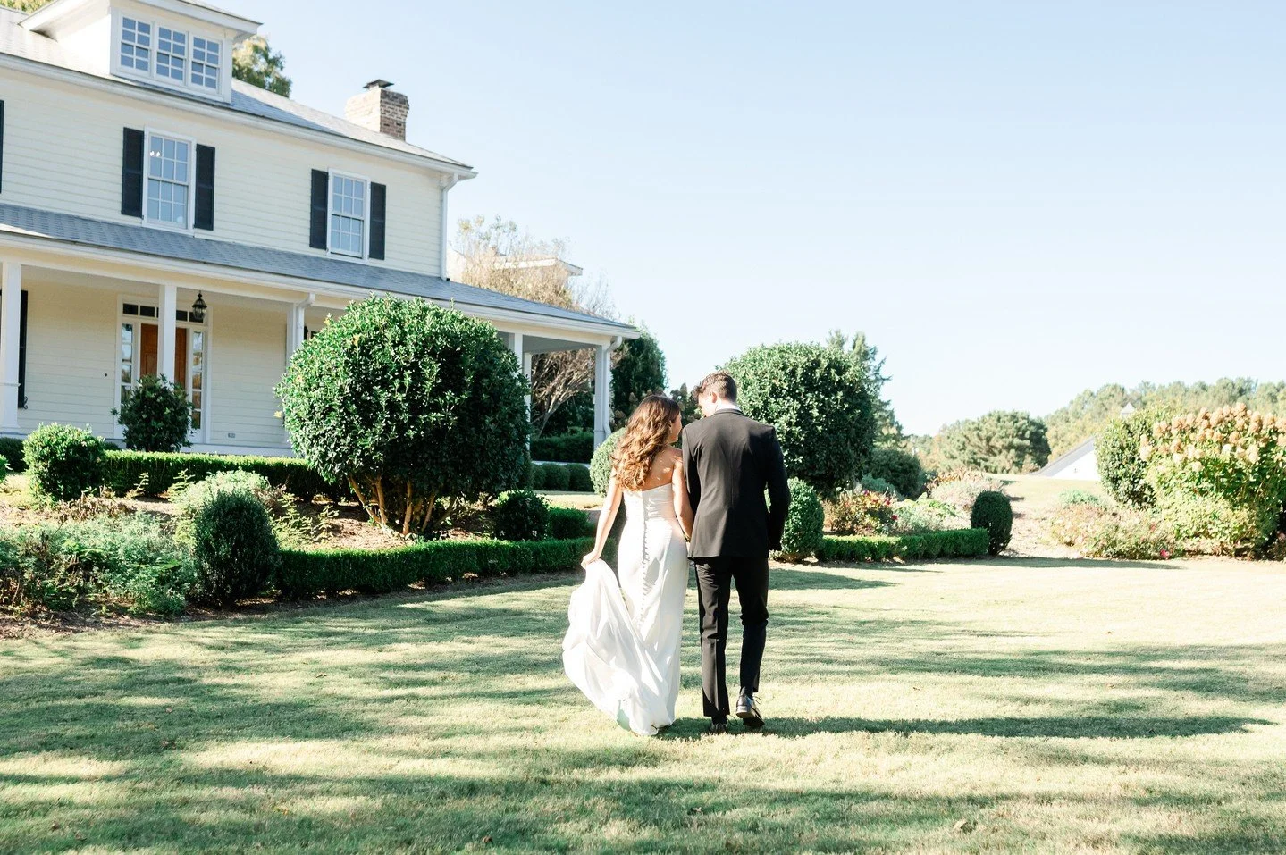 What are you grateful for this month? Tell us below ⬇️⁠
⁠
&bull;⁠
&bull;⁠
&bull;⁠
⁠
Planning &bull; yours truly @somethingfabulousweddings ⁠
Venue &bull; @walnuthillnc⁠
Photographer &bull; @chelseacookphotographync⁠
Personal Flowers &bull; @watkinsfl