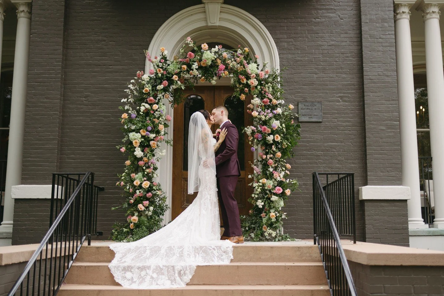 🚨New blog post - go check out www.somethingfabulousweddings.com to read all about Alexis &amp; Zac's wedding at The Heights House Hotel 🚨⁠
⁠
&bull;⁠
&bull;⁠
&bull;⁠
⁠
Planning &bull; yours truly @somethingfabulousweddings ⁠
Venue &bull; @heightshou