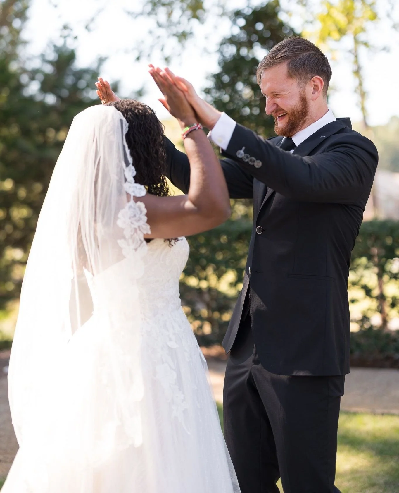 We get why Ciku &amp; Aidan are giving a &quot;High Ten&quot; for choosing @sarahhinckleyphoto as their photographer!⁠
⁠
&bull;⁠
&bull;⁠
&bull;⁠
⁠
Planning &bull; yours truly @somethingfabulousweddings ⁠
Venue, Catering &amp; Bar &bull; @briercreekcc