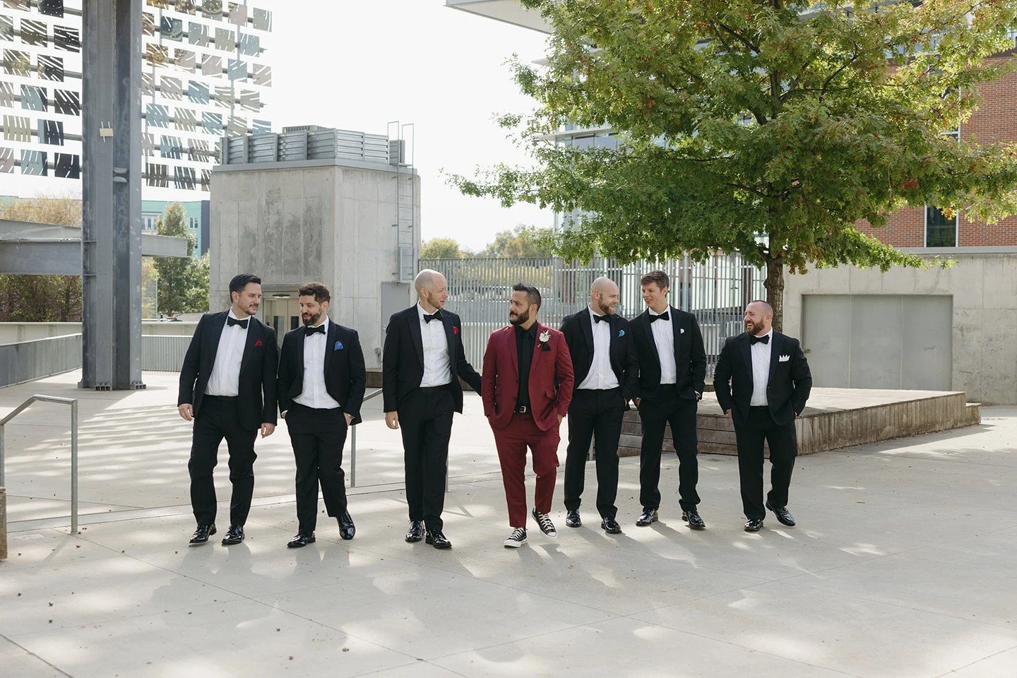 It's Treat Your Groomsmen Tuesday! Share the gifts you bought your groomsmen for future grooms below ⬇️ 🎁 ⁠
⁠
&bull;⁠
&bull;⁠
&bull;⁠
⁠
Planning &bull; yours truly @somethingfabulousweddings ⁠
Venue &bull; @unionhall_events⁠
Photographer &bull; @lau