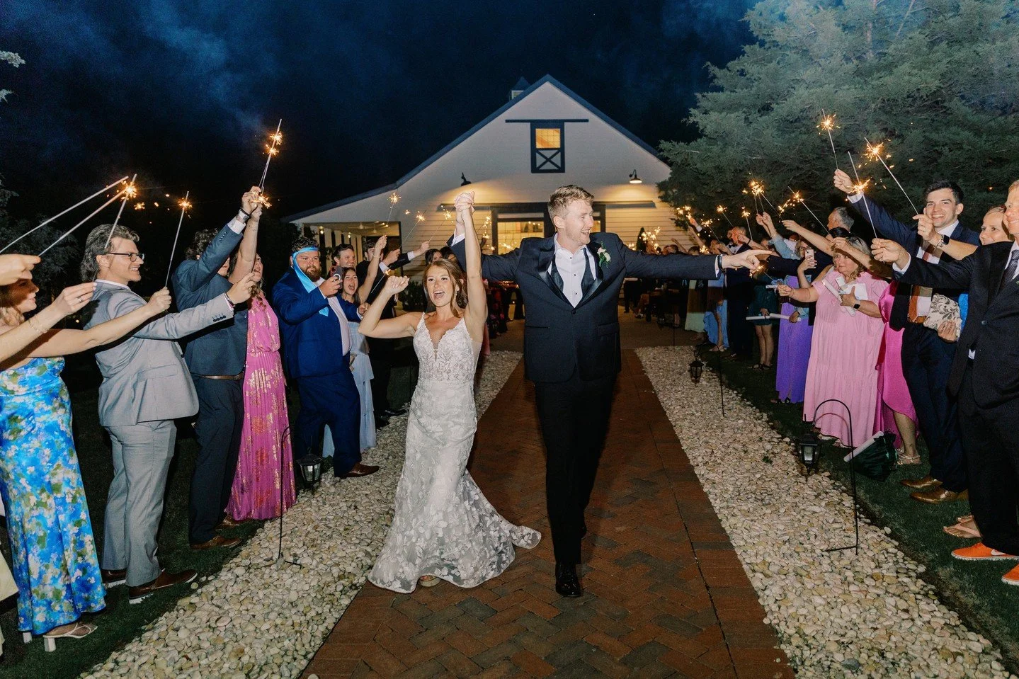 It's Christmas Eve! Hands up if you're ready to put your Out of Office on?!⁠
⁠
&bull;⁠
&bull;⁠
&bull;⁠
⁠
Planning &bull; yours truly @somethingfabulousweddings ⁠
Venue &bull; @walnuthillnc⁠
Photographer &bull; @kristastevensphotography⁠
Flowers &bull