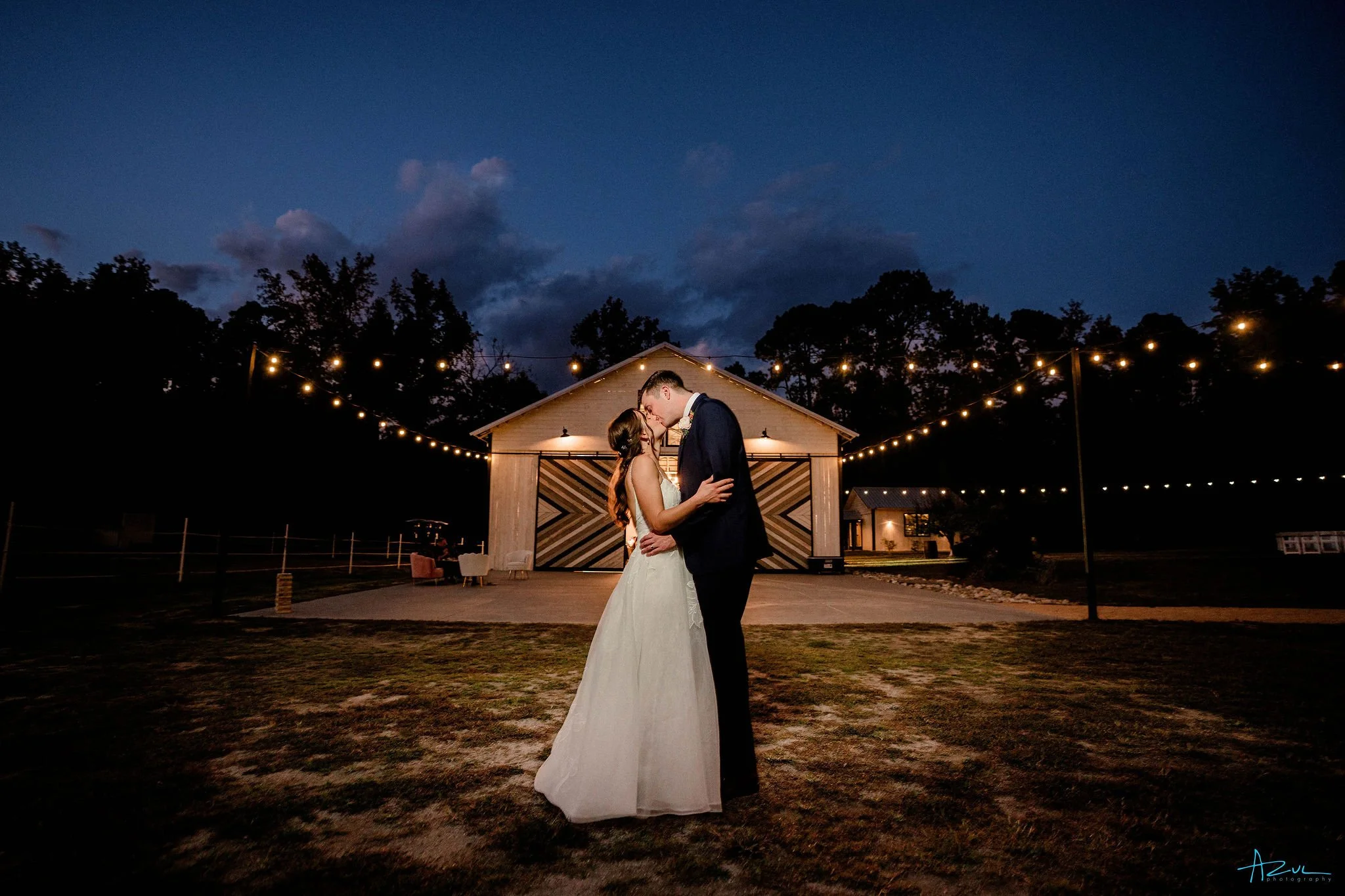 Haven_Farm_Wedding_Venue_Couple_Kissing.JPG