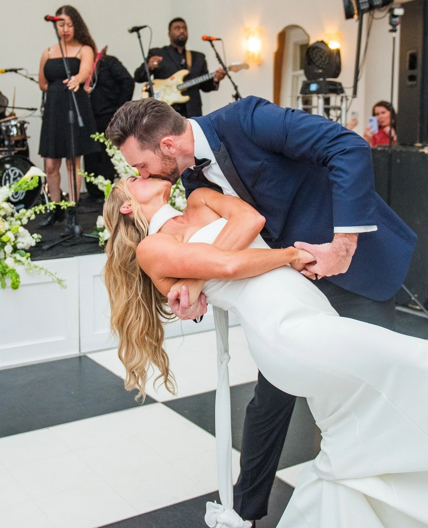 First Dance Friday for Maura &amp; Matt 💋⁠
⁠
&bull;⁠
&bull;⁠
&bull;⁠
⁠
Planning &bull; yours truly @somethingfabulousweddings ⁠
Venue &bull; @theupchurchvenue⁠
Photographer &bull; @laceygabriellephoto⁠
Flowers &bull; @teacupfloral⁠
Band &bull; @irre