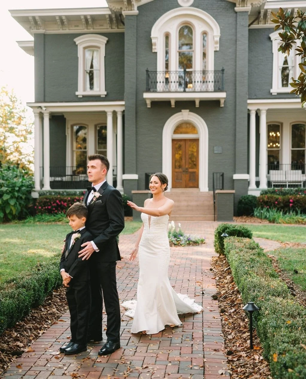 The sweetest First Look Friday for Jen &amp; Jon 💌⁠
⁠
&bull;⁠
&bull;⁠
&bull;⁠
⁠
Planning &bull; yours truly @somethingfabulousweddings ⁠
Venue &amp; Bar &bull; @heightshouseweddings⁠
Photographer &bull; @pamelajahnkephotography⁠
Flowers &bull; @lila