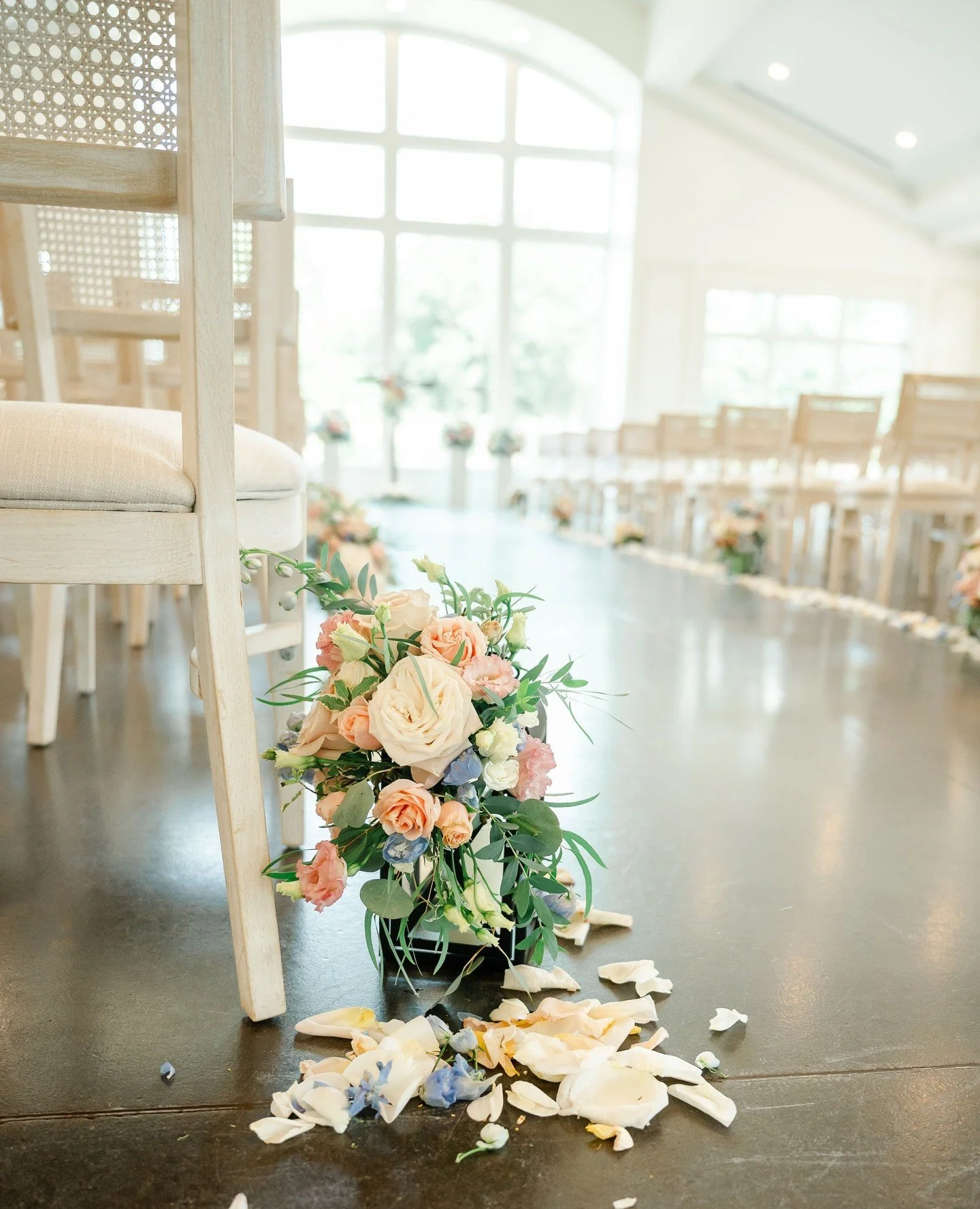 It's Good Friday! What plans do y'all have for the long weekend? We are celebrating Ashley and Tim, Emma and Jon AND Kristina and Ben tomorrow 💒⁠
⁠
&bull;⁠
&bull;⁠
&bull;⁠
⁠
Planning &bull; yours truly @somethingfabulousweddings ⁠
Venue &bull; @dono