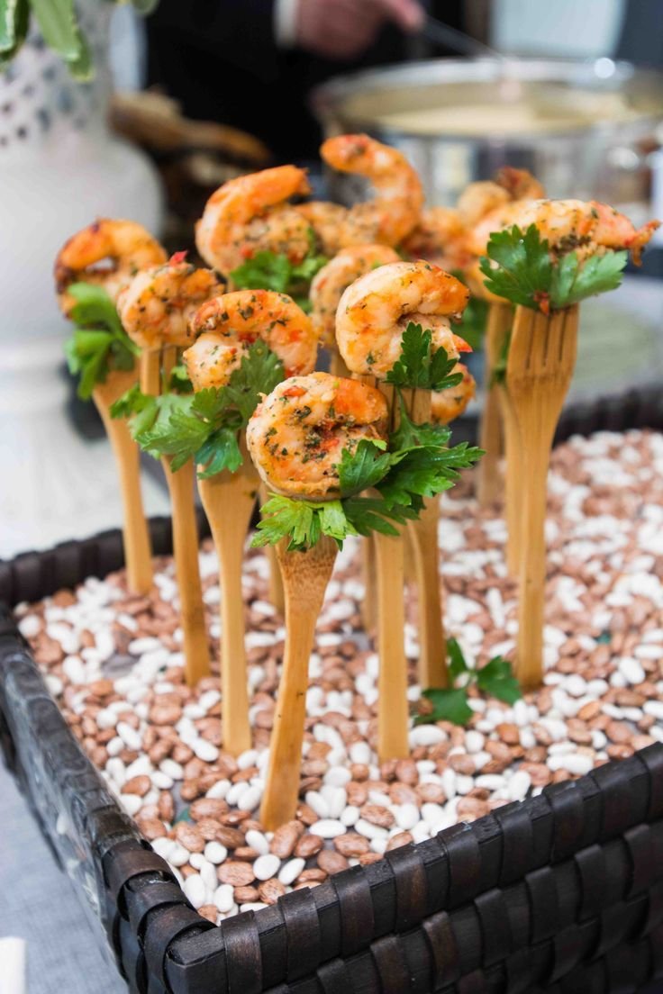 An elite spiked shrimp appetizer displayed on bamboo forks for Palm Desert wedding taco catering.