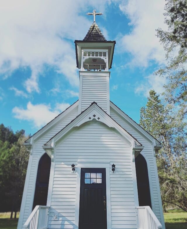 Spring is beginning to shine her magic around the chapel grounds. ✨
#chapel #orcasisland #washingtonstate #sacredspace #ritual #ritualunion #victorianvalleychapel #victorianvalley #weddingvenue #weddingtime #justmarried