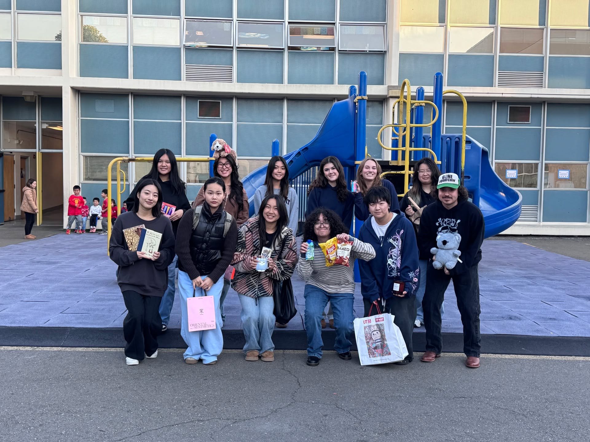 ✨Last tutorial week ✨Wrapping up this semester with gratitude for our amazing mentors for bringing so much energy to Lincoln Elementary this semester! Mentors helped students color holiday-themed worksheets filled with snowmen⛄ and cheered them on as