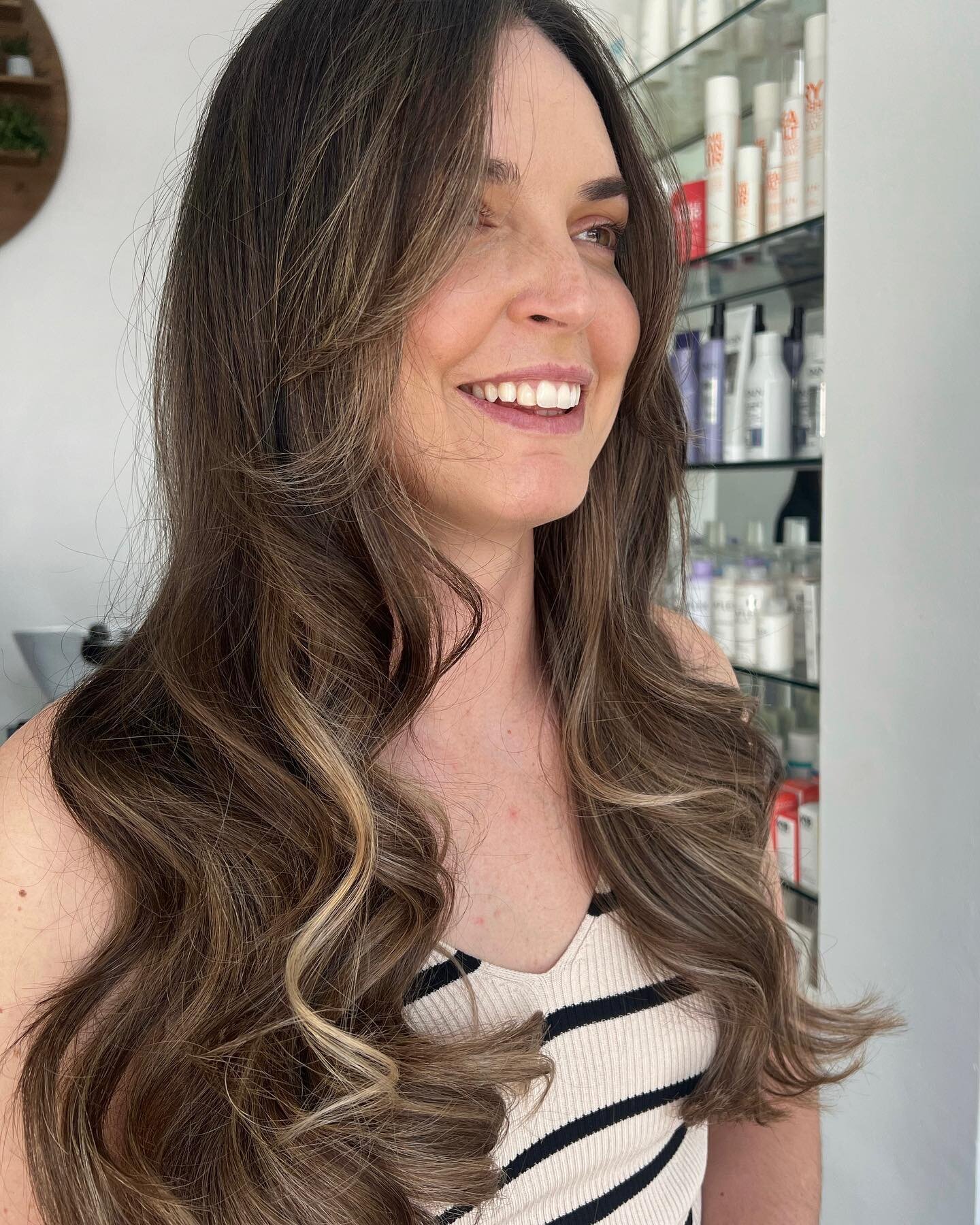 This Barbie loves being Bronde 🙋🏻&zwj;♀️

Seamless sparkles of contrast keeps this brunette interesting with low maintenance (which we aaaaall love 😍) 

Coloured always with @redken #shadeseqgloss