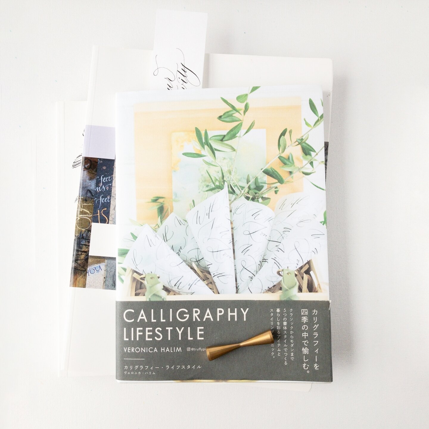 📚Some of the books on my desk at the moment:
1. Calligraphy lifestyle by Veronica Halim - I've had this book for a few years and I will never get tired of it! So much inspiration on every page. 😍
2. WordsWork - Calligraphy and Lettering Art of Aust