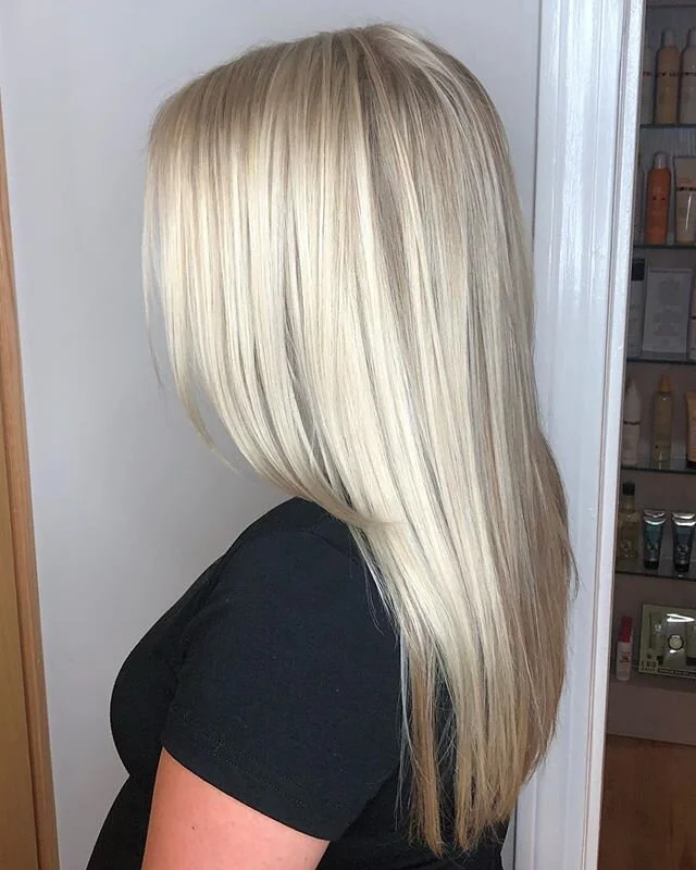 Bright like a diamond 💎 blonde and beautiful for this 2nd time mama-to-be (with one of my favorite heads of hair that lifts like a dream 🤩) .
.Swipe for the before! .
.
.
.
.
.
.#blonde #blondehair #blondehighlights #platinumblonde #icyblondehair #