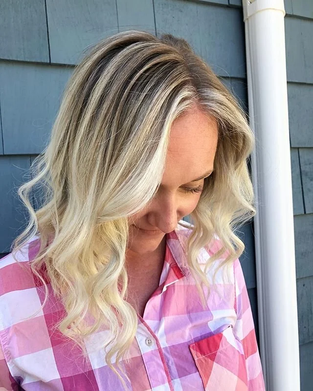 It&rsquo;s only fitting I finish my marathon week with an entire day of blondes, right?! @bosstonlady .
.
.A whole head of backcomb foils for some diffused brightness, and that pop up front 🤩
.
.
All @pulpriothair lighteners and toners! .
.
.
.
.
.#