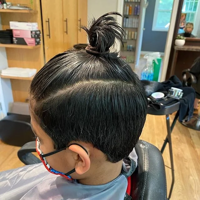 Is this not the cutest man bun you&rsquo;ve ever seen 😍 this 8 year old&rsquo;s hair had grown into a wild curly mop during quarantine, his older brothers convinced him to go for it so of course I had to hook him up 🤣
.
.
.
.
.
#kidshaircuts #manbu