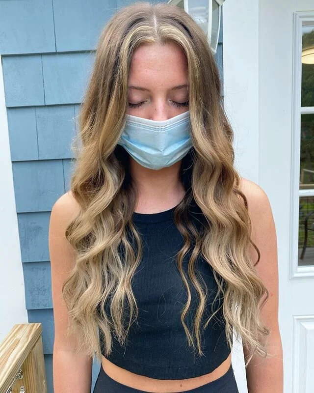 Are these mermaid locks are giving anyone else major VS Angel vibes? Looking like a beige blonde dream on this beautiful day 🌤
.
.
.Teased foils/balayage combo to refresh @haley_ferrin 6 months of regrowth! .
.
.Used all my favorite @pulpriothair li