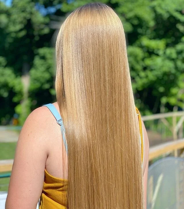 Hair so long it doesn&rsquo;t fit in the frame 😜 I looovvvveeee this golden wheat blonde tone, I&rsquo;m hoping to see more people embracing the warm blondes this year! 🌻
.
.
.
.
.
.#warmblonde #warmblondehair #goldenblonde #beigeblonde #wheatblond