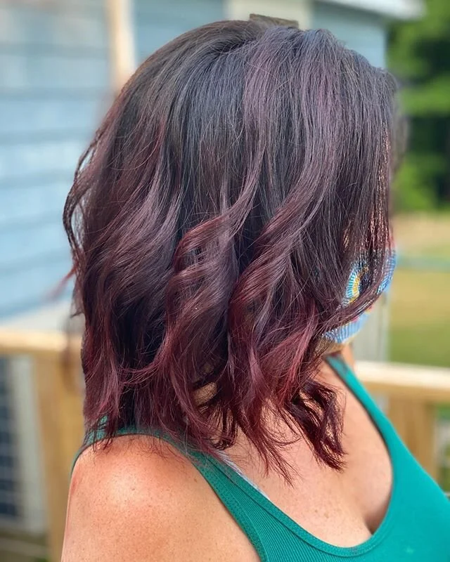 LOVE a good lob ✂️ and this super rich deep brown melted into red is pretty sweet too 🤩 so good to see you @beana_912 !! .
.
.
.
.
.
.
.#lob #lobhaircut #lobhairstyle #redhair #darkhair #colormelt #beforeandafter #ittakesapro #licensedtocreate #redo