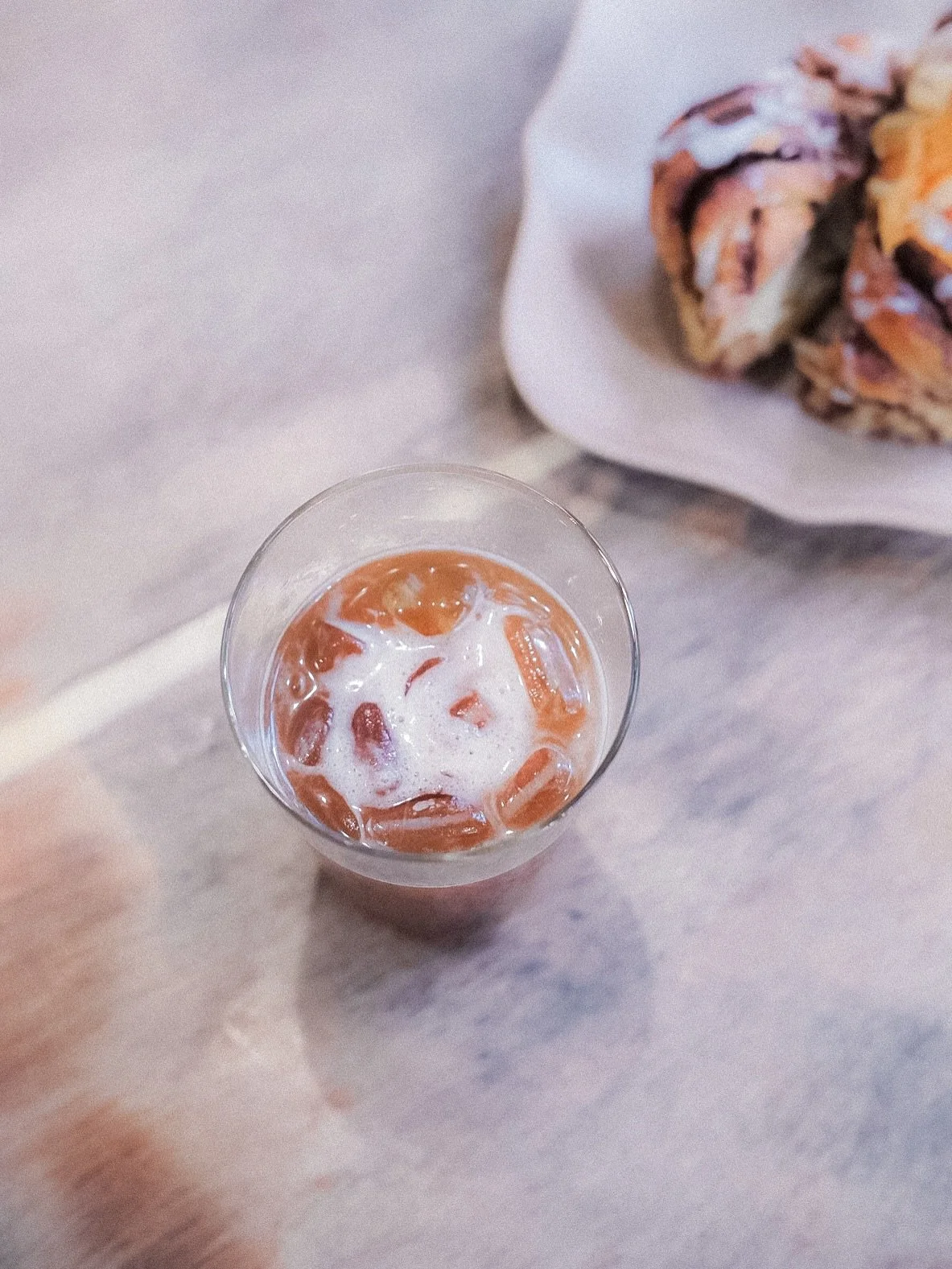 #店休公告 暑休 8/13-22
···
夏季的冷飲和熱飲料的點台比率,隨著氣溫上升,呈現懸殊的差距。端上桌冰冰涼涼咖啡,也總是一上桌就少了一半。
有了義式咖啡機之後,陸續把咖啡調飲、奶咖的菜單補齊;有天晚上睡覺前和二歲的女兒分享,白天試做的髒髒咖啡,女兒嘻嘻嘻地笑著問說:那杯咖啡很髒嗎?
隔天在空檔閒暇想起了這件事,決定用她愛的養樂多,做一杯特調,看起來超髒的拍照給她瞧瞧:
超髒髒多多白咖啡 #不在菜單上 其他應該都點得到
(圖9)
 
&midd