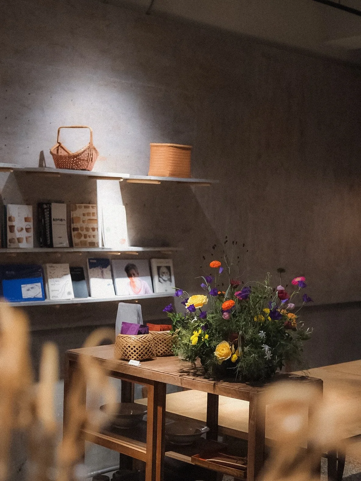 ✨ We Are Back from Summer Break ✨
我們從暑休回來囉!
充飽電後,也帶回了一些對於咖啡與工藝的新靈感,將會陸續在空間裡與大家分享。
陳列架上悄悄換上幾件新作品,花台上 where’s flower 的鮮花桶 🌷 也重新補滿。期待你們再回來時,能感受到這股清新的變化與能量。
#craft #coffee #everyinspiringmoment 
_____________________________________________