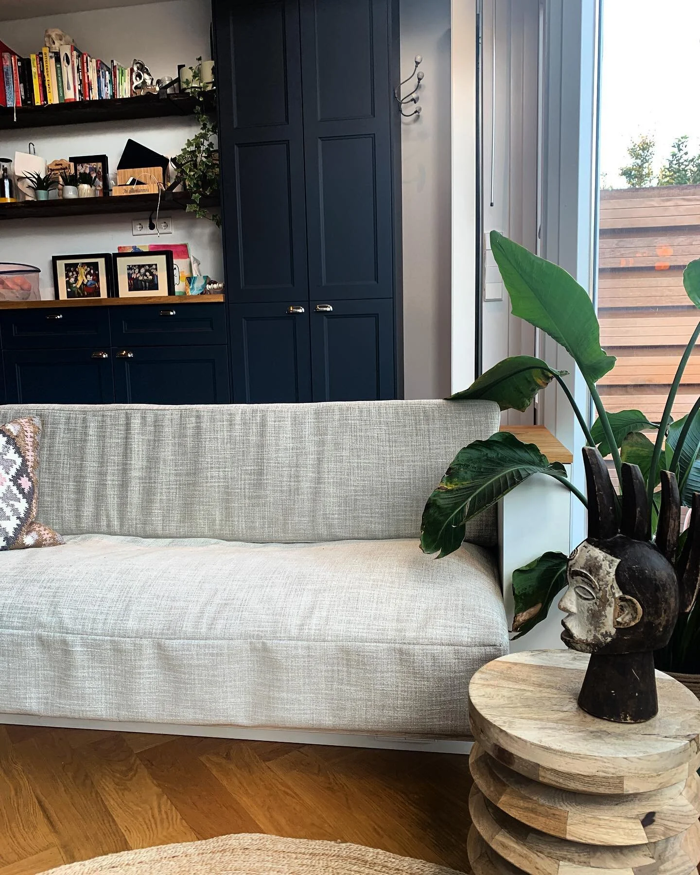 Sunken seating pit designed by @cube_architecten colour consultation by @humbleinteriorspaces #sunkenseatingarea #colourconsultant #interiordesignproject