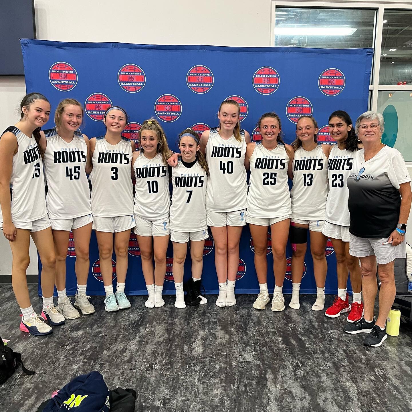 Shout 🗣 out to @phillyrootsbasketball 11th grade! Team went 4-1 at the East Coast Classic at Spooky Nook! Way to go Roots 💪💪 #putdownroots #phillyrootsbasketball #girlsbasketball #auubasketball