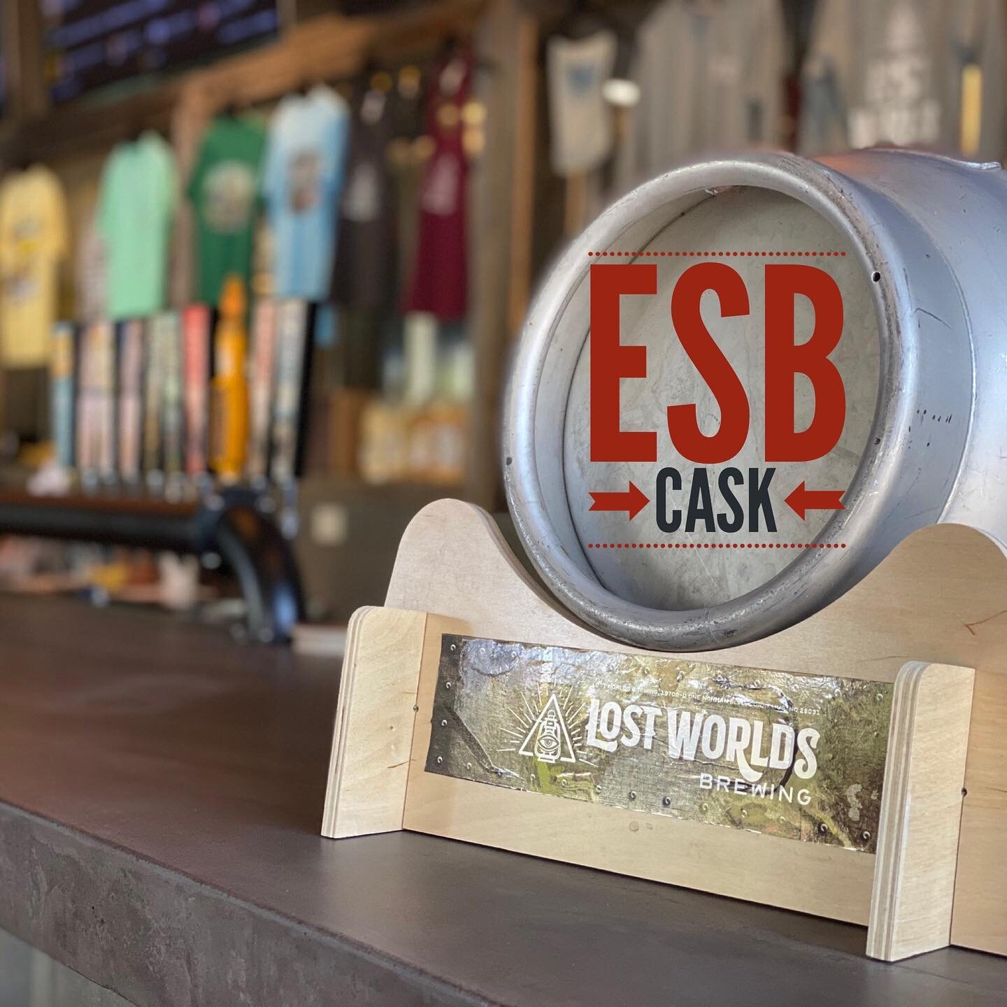 Come experience the traditional English method of enjoying an ESB, fermented and conditioned in the cask and tapped for today only. Have a pint and stroll our Spring Market! #saturdayvibes #caskbeer #esbbeer #shop #lostworldsbeer #liveglobaldrinkloca