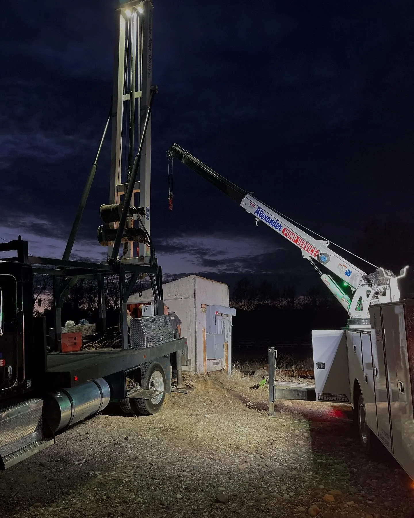 A couple crews working late for an association with their main well down. @tdhmfg #autocranes #douglastruckbodies #pumphoist