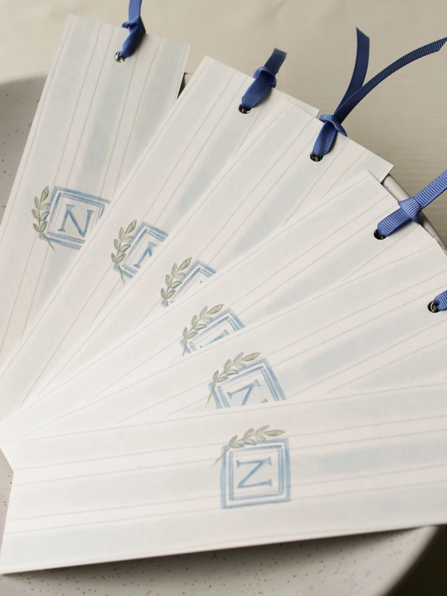 Recordatorios de bautizo 🤍🩵💙 touch of blue for a baby boy&rsquo;s baptism. Stay tuned for the full story behind this bespoke work!

Planning your baby&rsquo;s baptism? Reach out at least 3 months in advance to create your stationery &amp; details 
