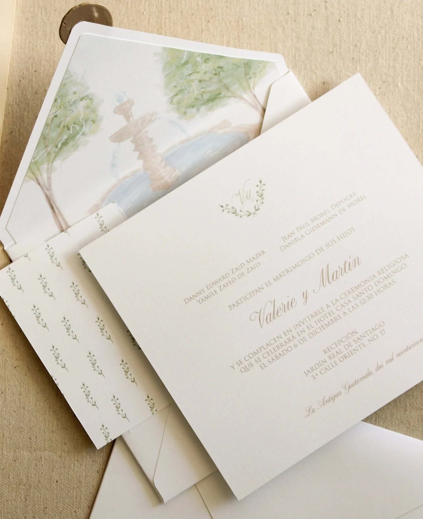 Invitaci&oacute;n de boda para una novia cl&aacute;sica, tradicional y sofisticada🤍 que celebr&oacute; su amor en Antigua, Guatemala ayer 🤎 stay tuned for this week&rsquo;s #WeddingWednesday to discover more 👀

Our 2026 Q1 is almost fully booked &