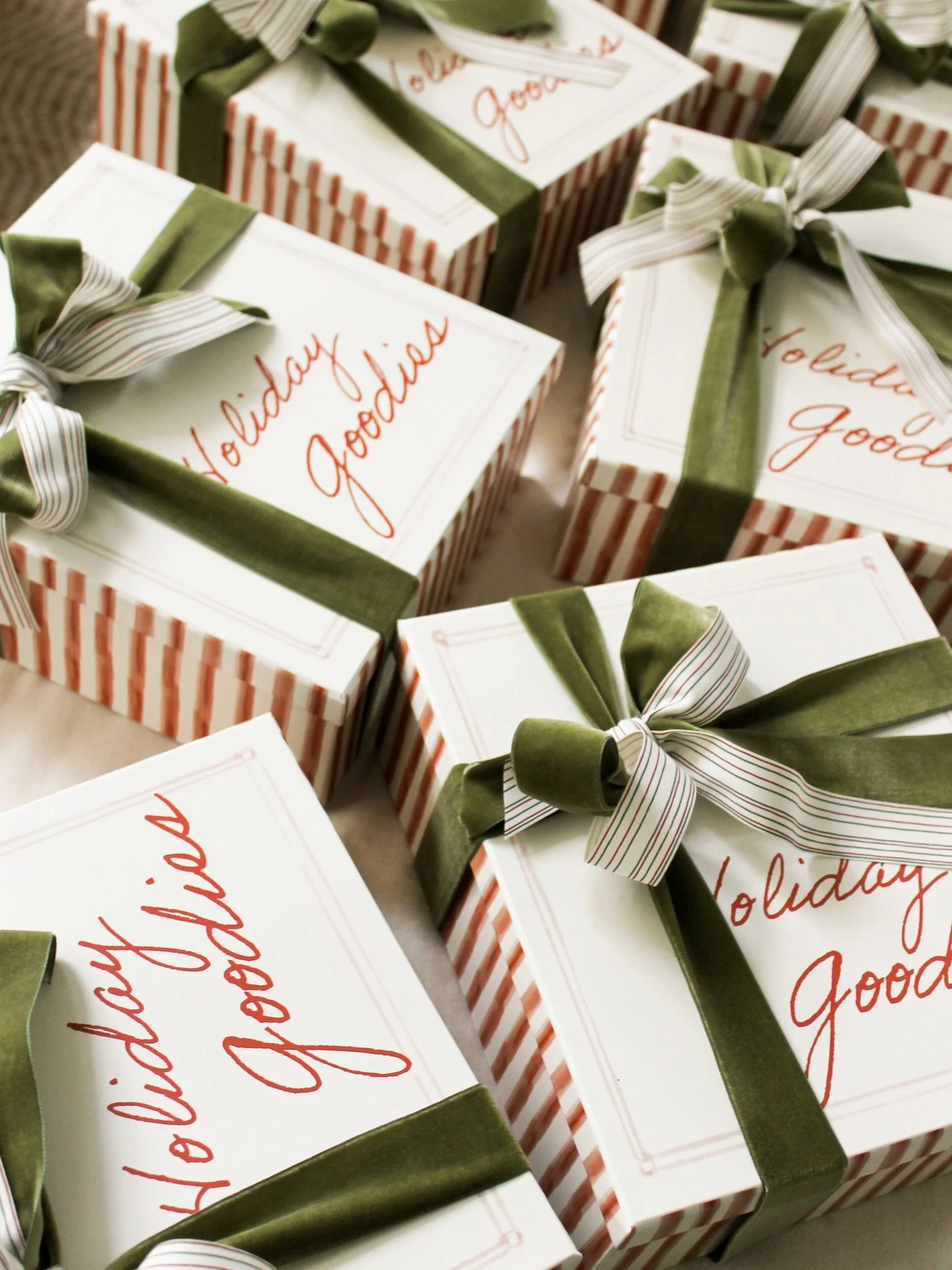 Holidays are not over at Clemente! Reminiscing Christmas through the custom gifts we designed for @dagmargarcia &hearts;️ swipe to discover our elf @lauramarinestudio in action 🧝🏼&zwj;♀️🎄🧑🏻&zwj;🎄

☕️ Custom Espresso Cups (hand-painted ceramic)
