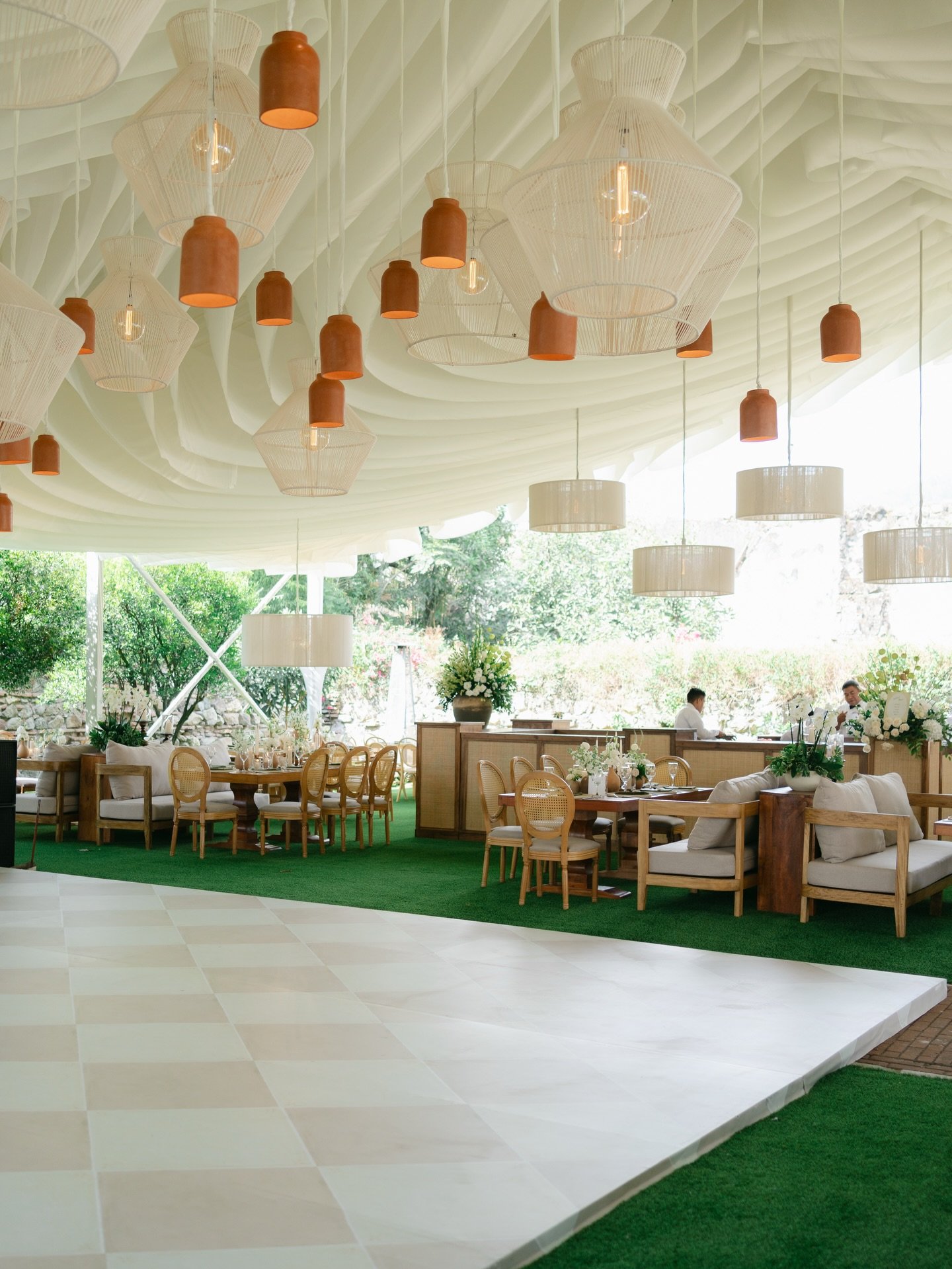 Tropical - colonial style is at the core of our designs 🌴🤎. When @vaaalza called us to design the branding, stationery, gifts &amp; website for her wedding in Guatemala &mdash; we couldn&rsquo;t wait to get to our paints and brushes 👩🏻&zwj;🎨. On