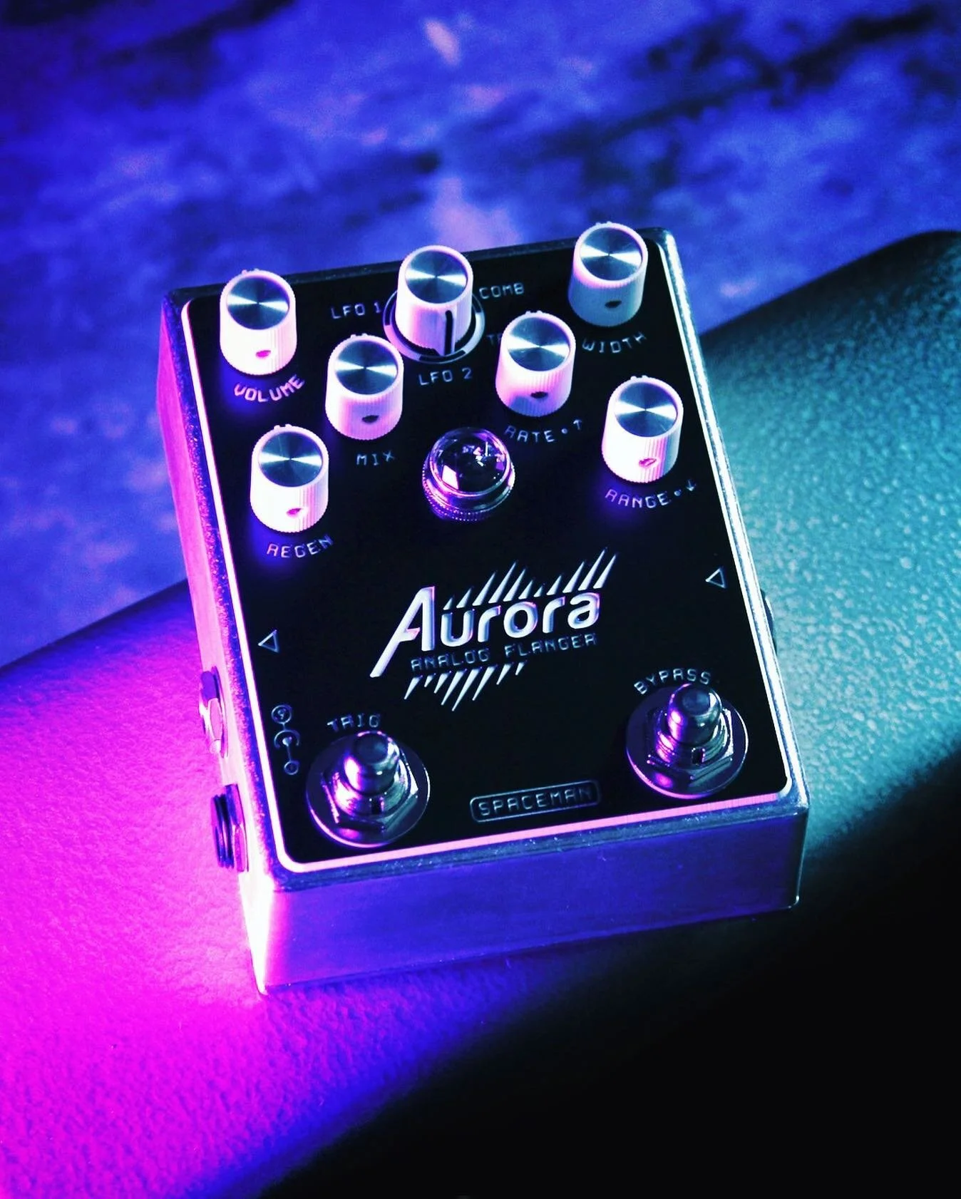 The Aurora delivers true BBD flanging with a host of unique twists and is equally capable of functioning as a multi modulator, morphing between lush phase and chorus sounds all the way to full pitch-shifting vibrato.
@spacemaneffects