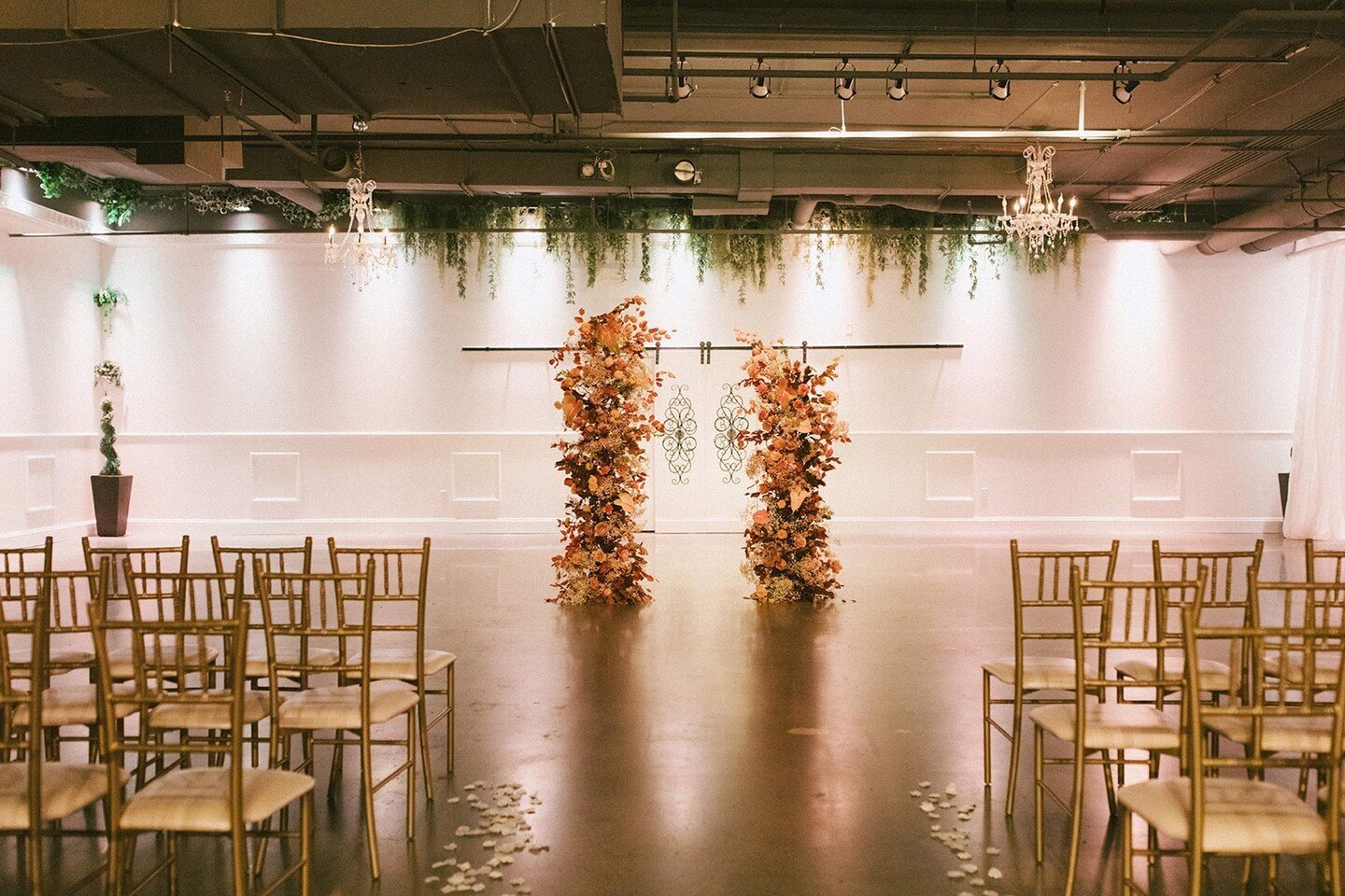 ✨Decorate our beautiful indoor ceremony settings with our storehouse of modern and antique furnishings✨⁠
⁠
Discover the possibilities of your event at our venue when you schedule a tour with one of our Expert Event Managers today.✨⁠
⁠
Photography | @