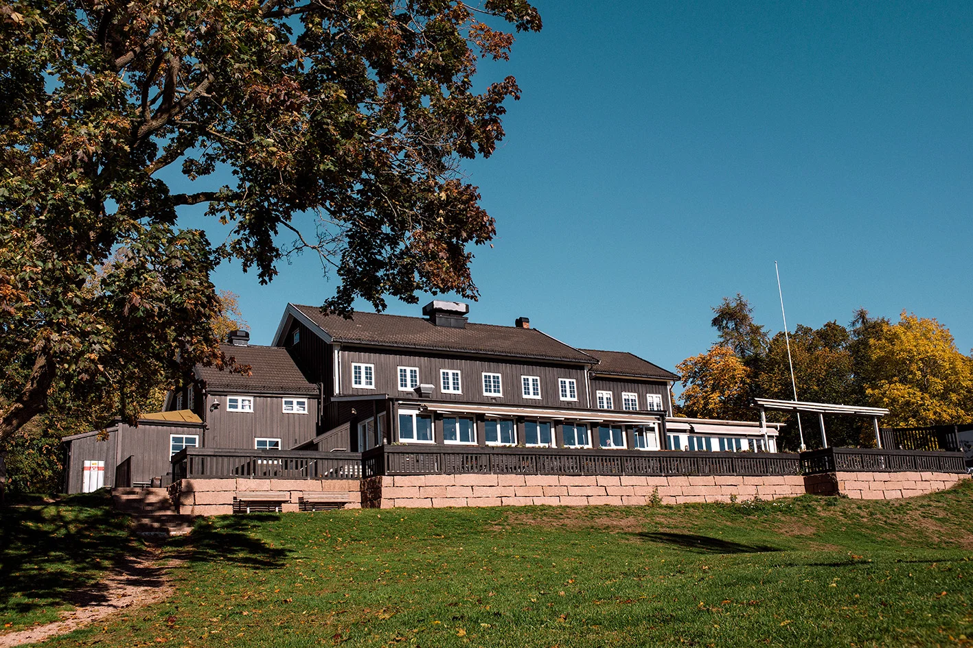 STRAND RESTAURANT Strand Restaurant har plass til små - og store julebord i idylliske omgivelser i Høvik. Velg mellom klassisk julemat eller sesongbasert meny, enten i restauranten eller i eget lokale. Strand passer også bra for familier, med egen meny for barna. Ballsalen: 120 personer på runde bord. Fotorommet: 16 personer på langbord White room : 8 personer på langbord Festsalen: 15- 60 personer med ulike oppsett. Les mer her.