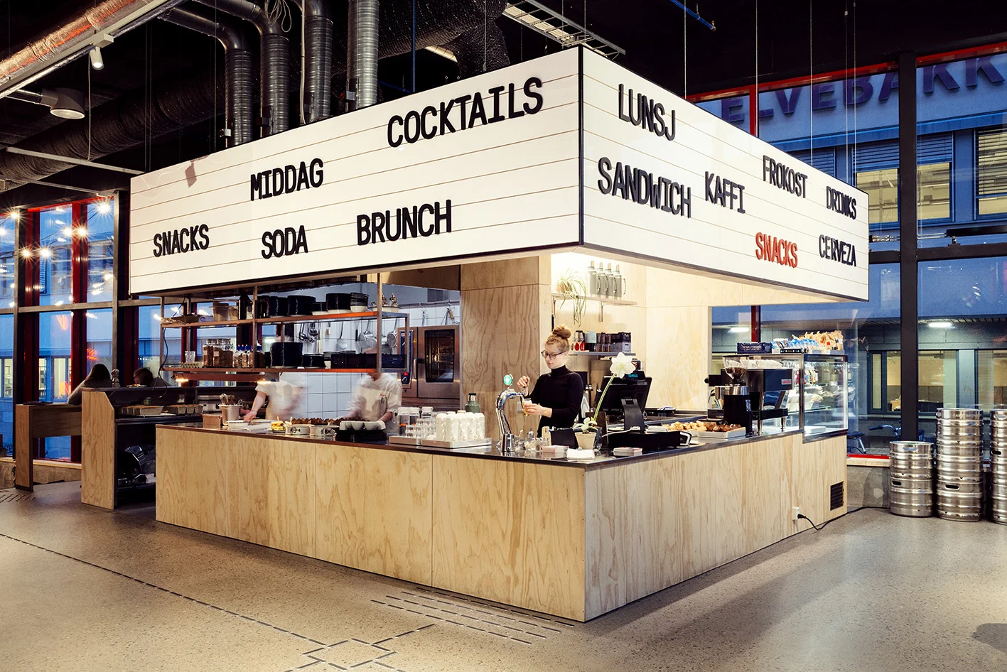 VEGA SNACKBAR Kom i den helt ultimate julestemningen med en privat kinovisning eller teaterforestilling! Programsjefen på Vega Scene har plukket ut noen av sine julefavoritter som du kan velge mellom. Forestillingen etterfølges av middag fra Vega Snackbar i et av Vega Scene sine lokaler. Pris, film- og matmeny for grupper på forespørsel Alle rettigheter i salene. Seter: 74 & 181 Har du testet Vega Snackbar sin Diner? Her får du en kombinasjon av kortreist, økologisk og bærekraftig mat. Du får i tillegg kjøpt digg kinosnacks Les mer her.